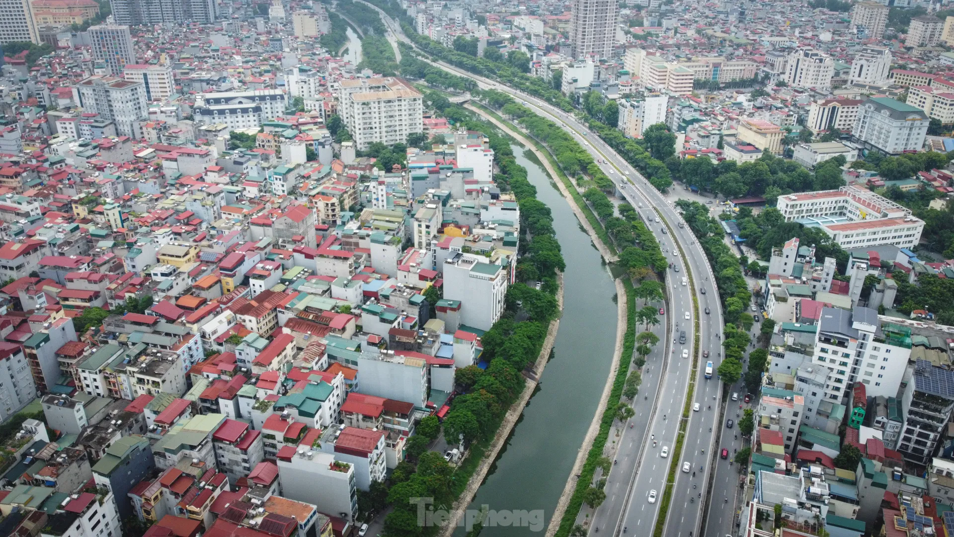 Nước sông Tô Lịch chuyển màu xanh lạ mắt ảnh 2