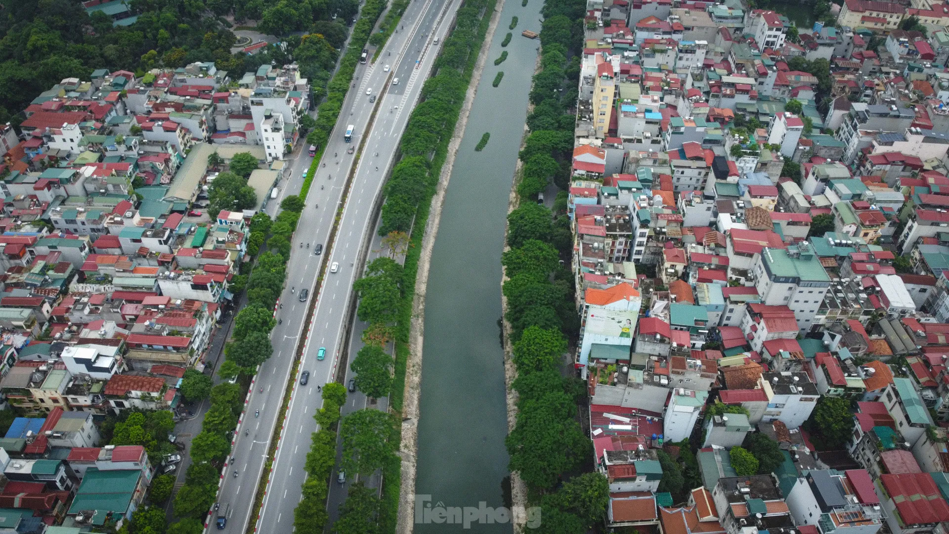 Nước sông Tô Lịch chuyển màu xanh lạ mắt ảnh 6
