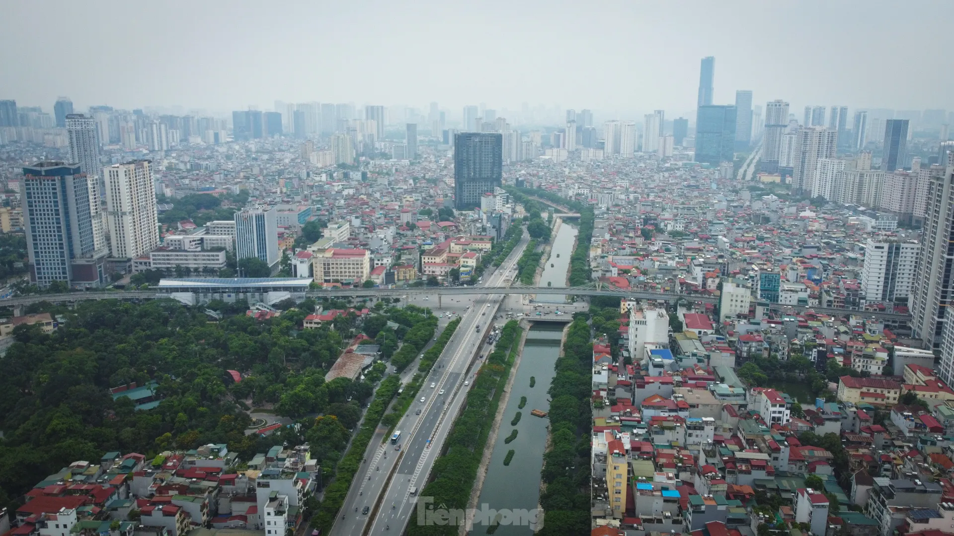 Nước sông Tô Lịch chuyển màu xanh lạ mắt ảnh 1