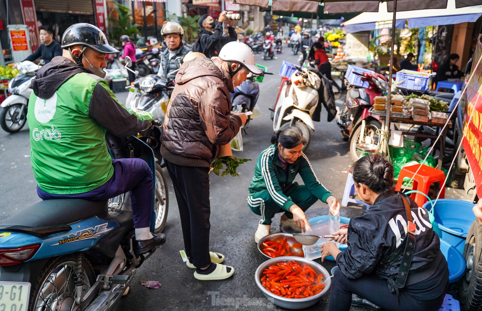 Tết ông Công ông Táo: Đồ cúng chế biến phong phú, gà ngậm hoa hồng giá 500.000đ/con ảnh 14