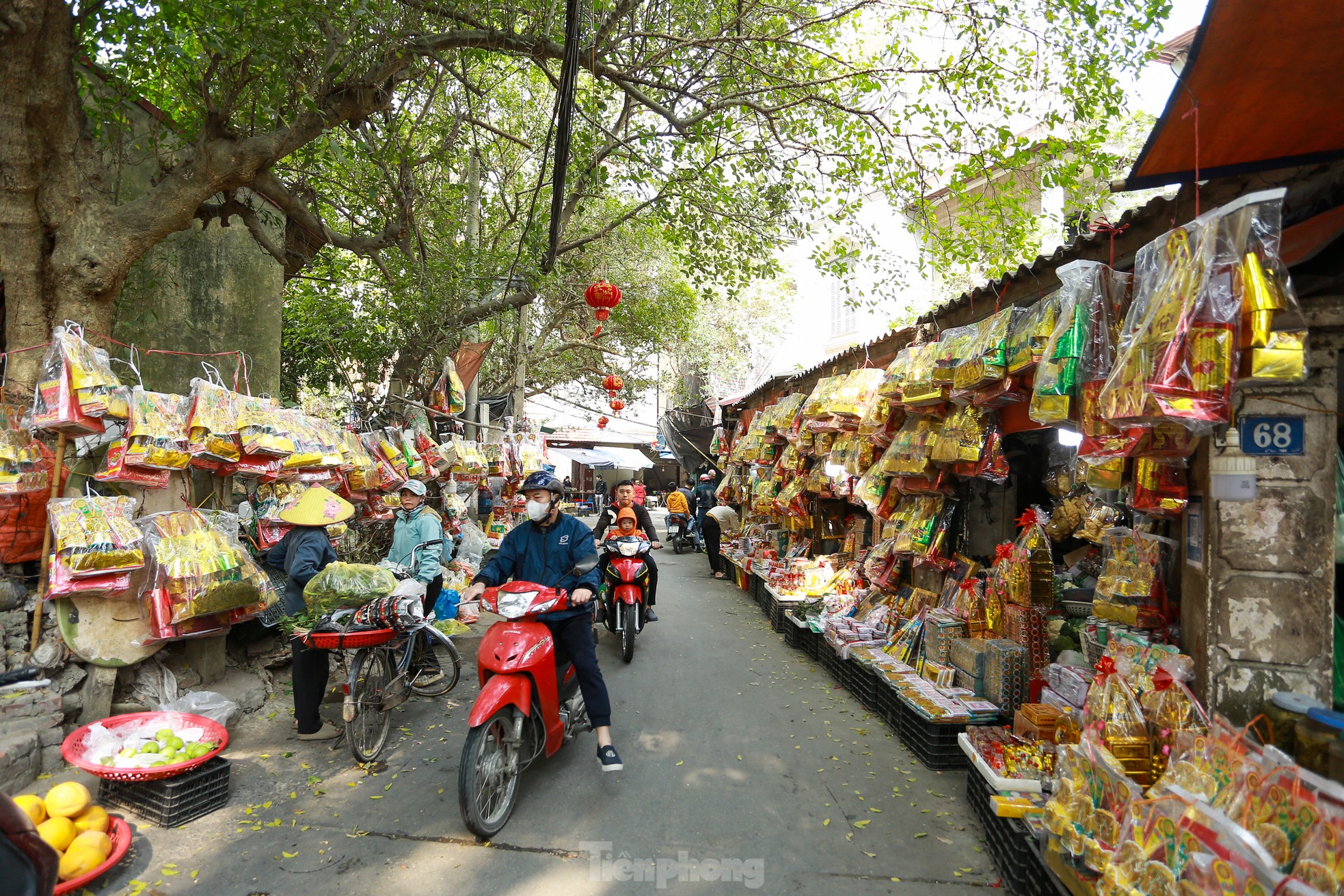 Tết ông Công ông Táo: Đồ cúng chế biến phong phú, gà ngậm hoa hồng giá 500.000đ/con ảnh 1