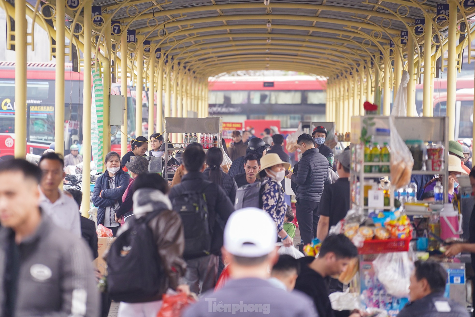 Người dân lỉnh kỉnh đồ đạc, ùn ùn trở về quê trước kỳ nghỉ Tết Nguyên đán ảnh 10