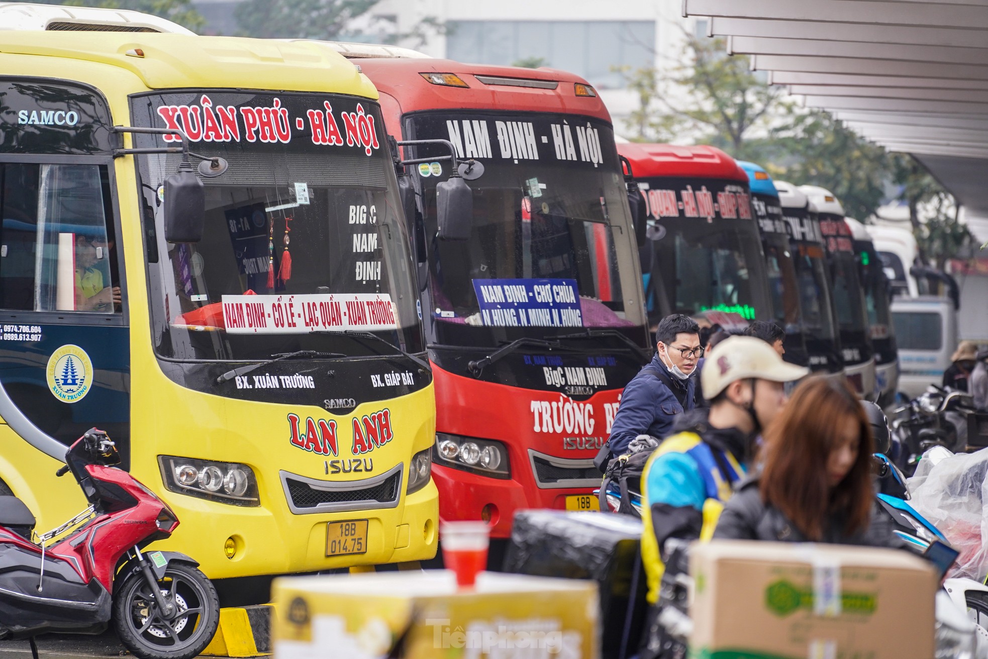 Người dân lỉnh kỉnh đồ đạc, ùn ùn trở về quê trước kỳ nghỉ Tết Nguyên đán ảnh 17