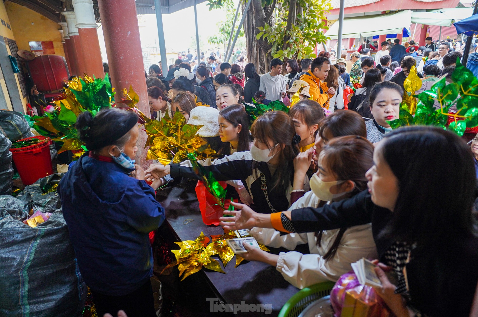 Hàng nghìn người về đền Bà Chúa Kho 'vay tiền' đầu năm ảnh 11