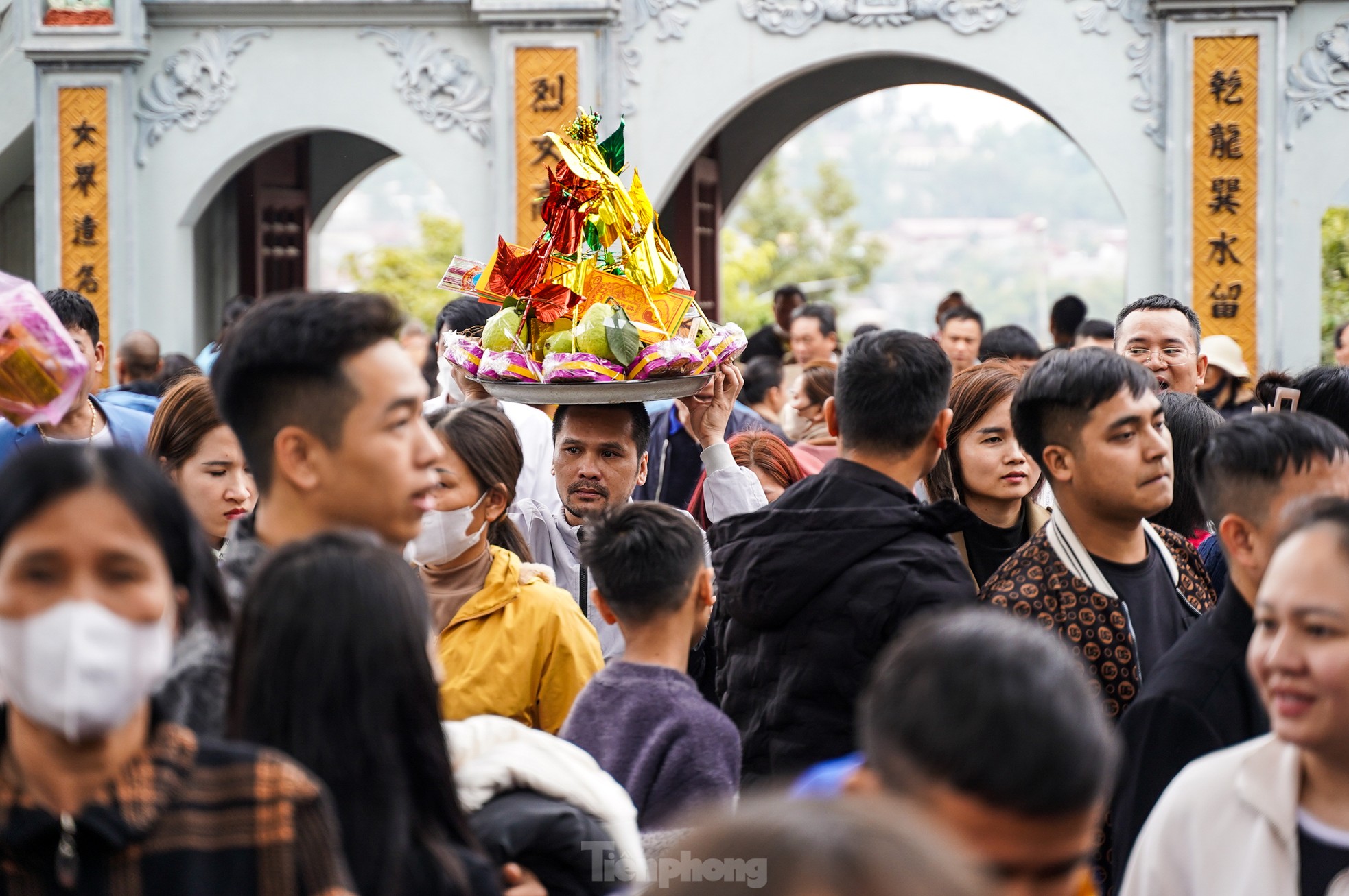 Hàng nghìn người về đền Bà Chúa Kho 'vay tiền' đầu năm ảnh 13