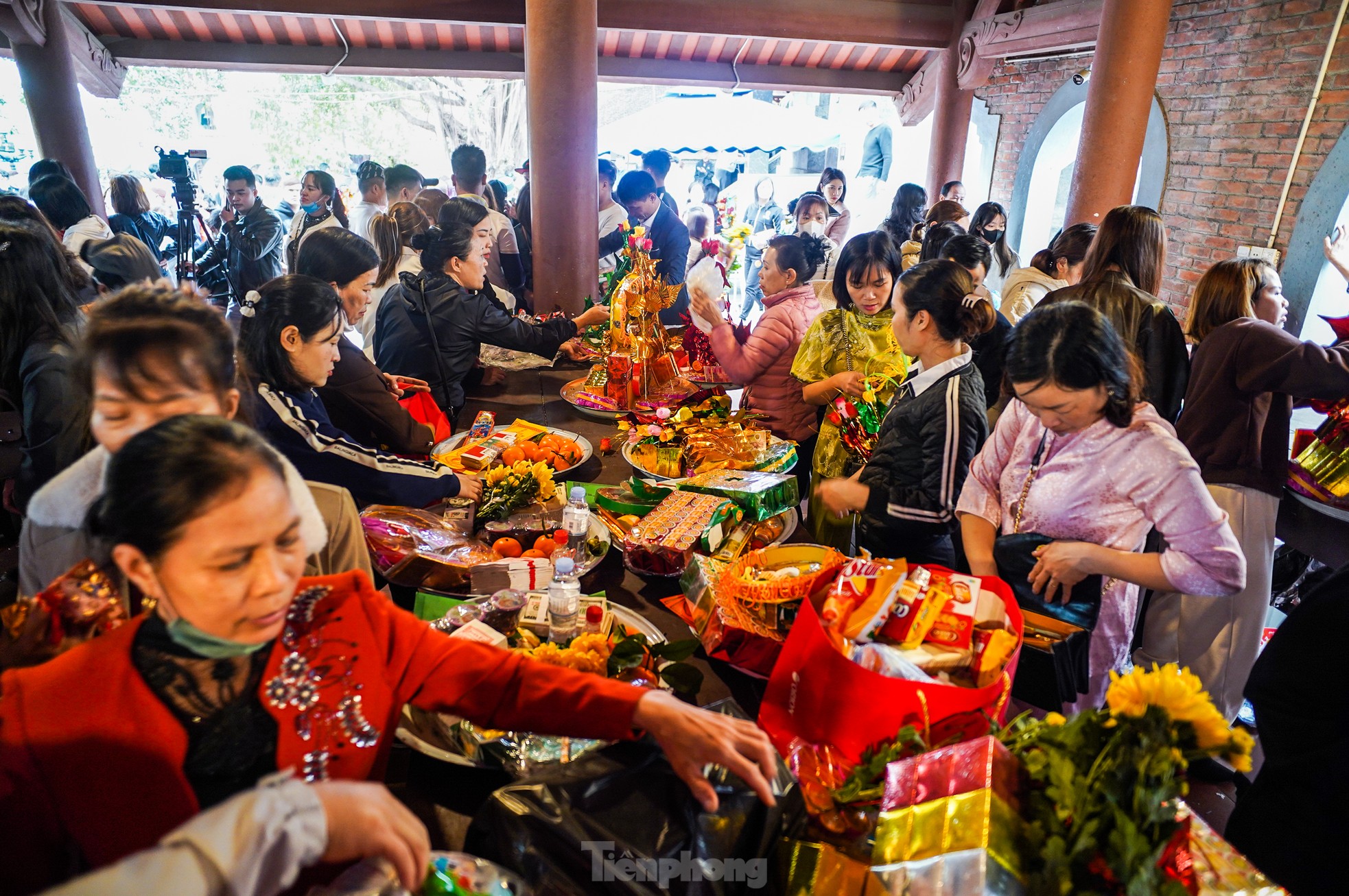 Hàng nghìn người về đền Bà Chúa Kho 'vay tiền' đầu năm ảnh 4