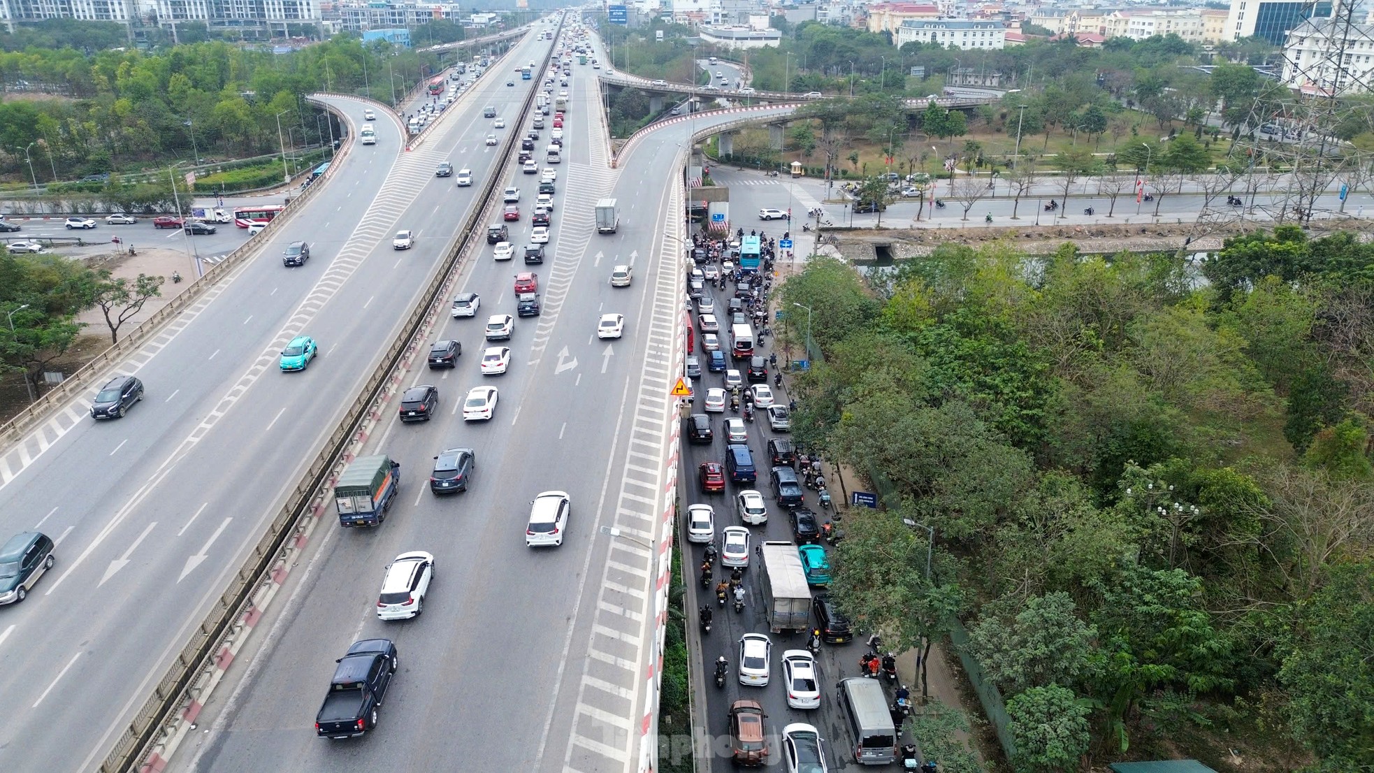 Kết thúc kỳ nghỉ Tết, phương tiện 'rồng rắn' nối đuôi nhau quay lại Thủ đô ảnh 2