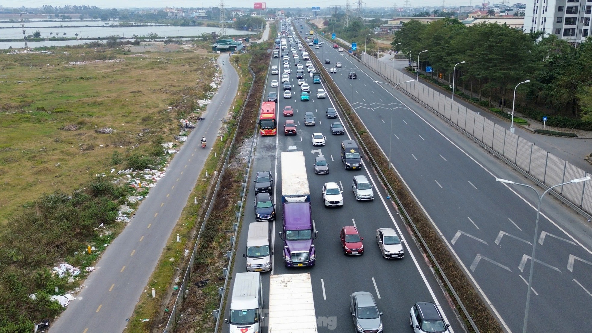 Kết thúc kỳ nghỉ Tết, phương tiện 'rồng rắn' nối đuôi nhau quay lại Thủ đô ảnh 5