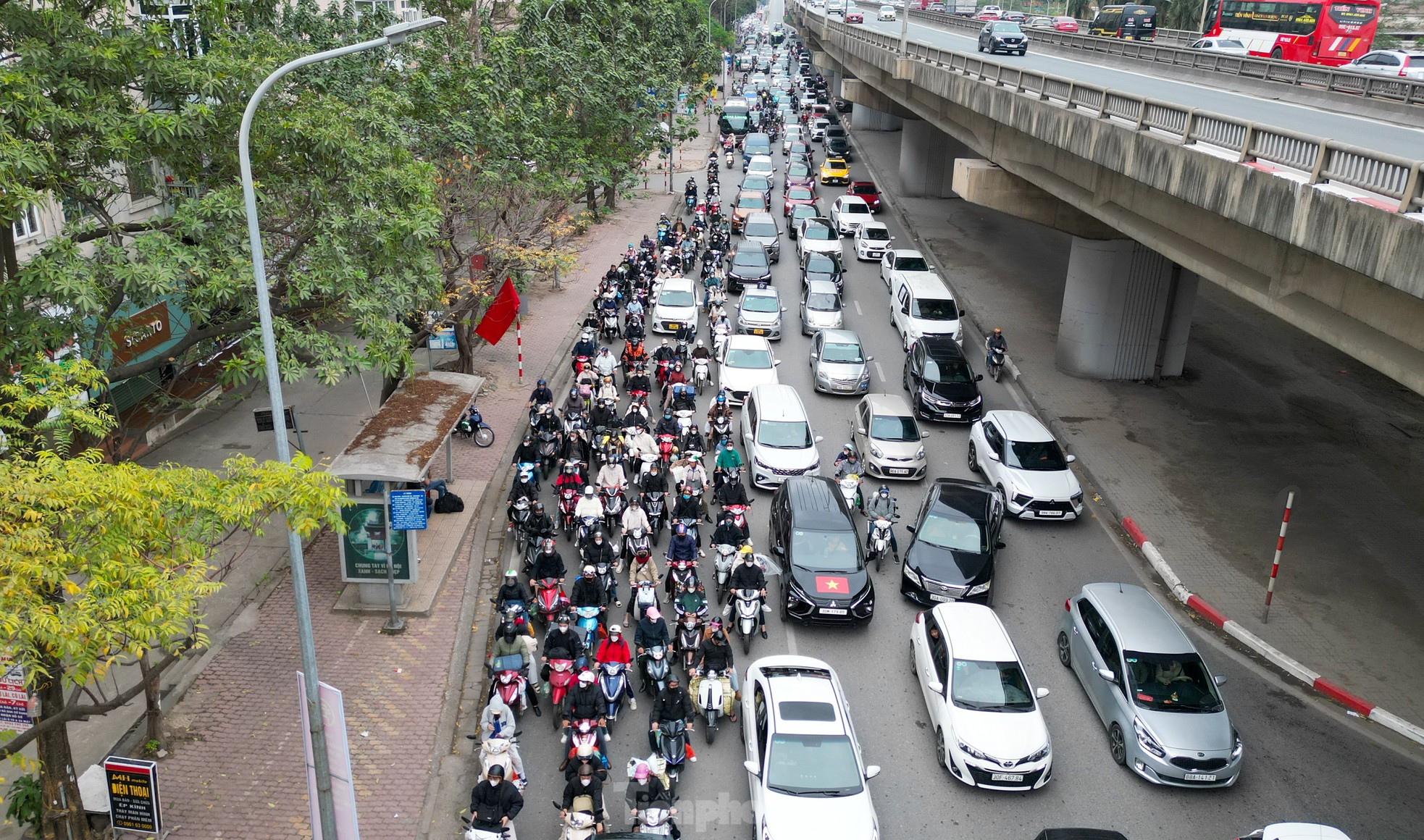 Kết thúc kỳ nghỉ Tết, phương tiện 'rồng rắn' nối đuôi nhau quay lại Thủ đô ảnh 13