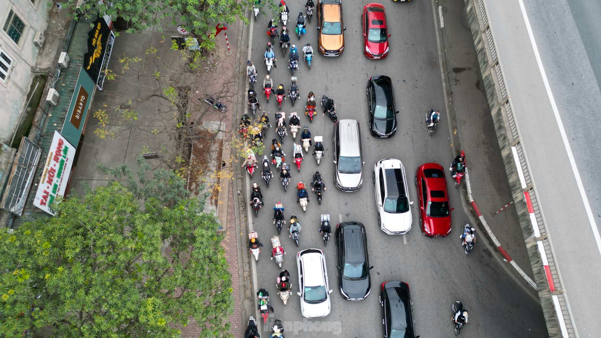 Kết thúc kỳ nghỉ Tết, phương tiện 'rồng rắn' nối đuôi nhau quay lại Thủ đô ảnh 14