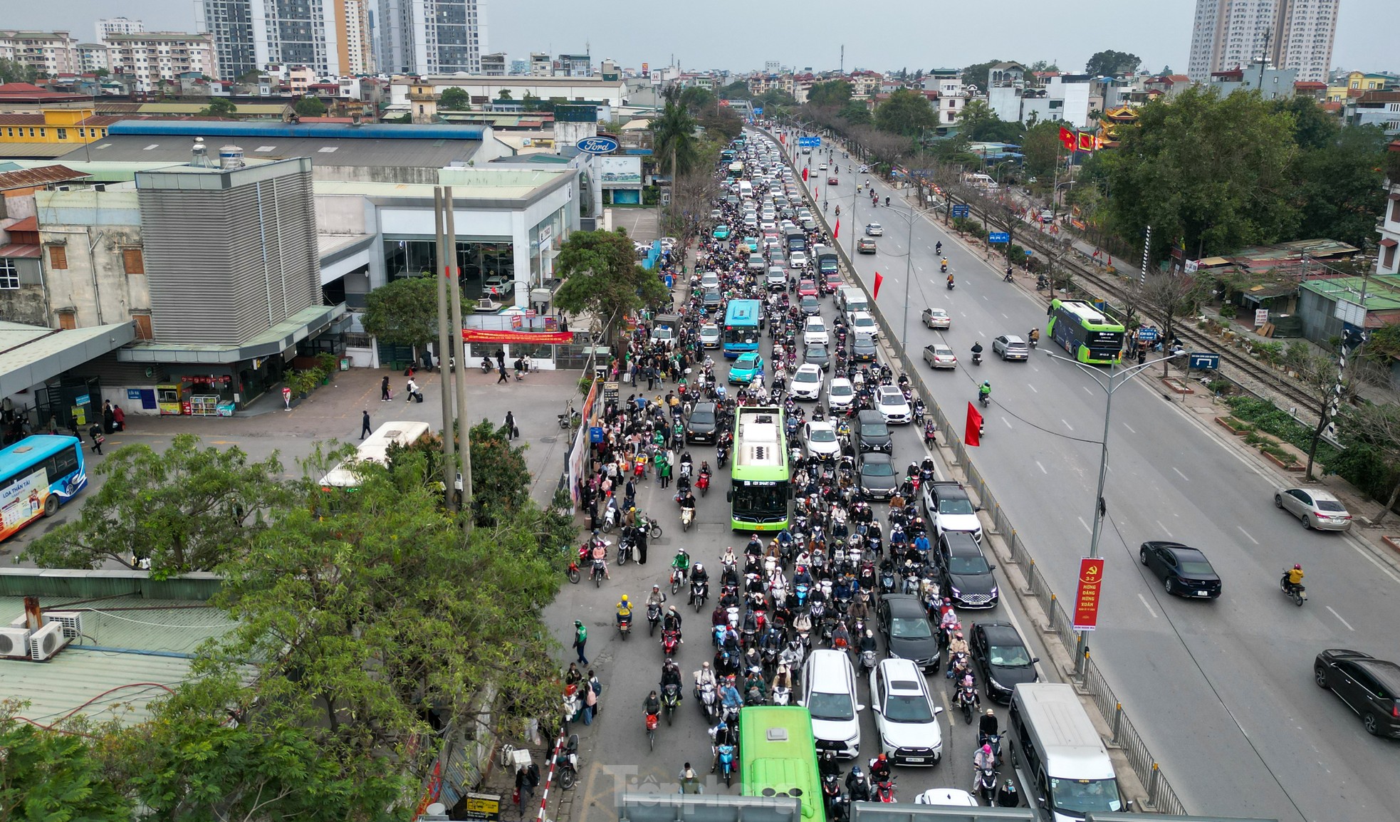 Kết thúc kỳ nghỉ Tết, phương tiện 'rồng rắn' nối đuôi nhau quay lại Thủ đô ảnh 1