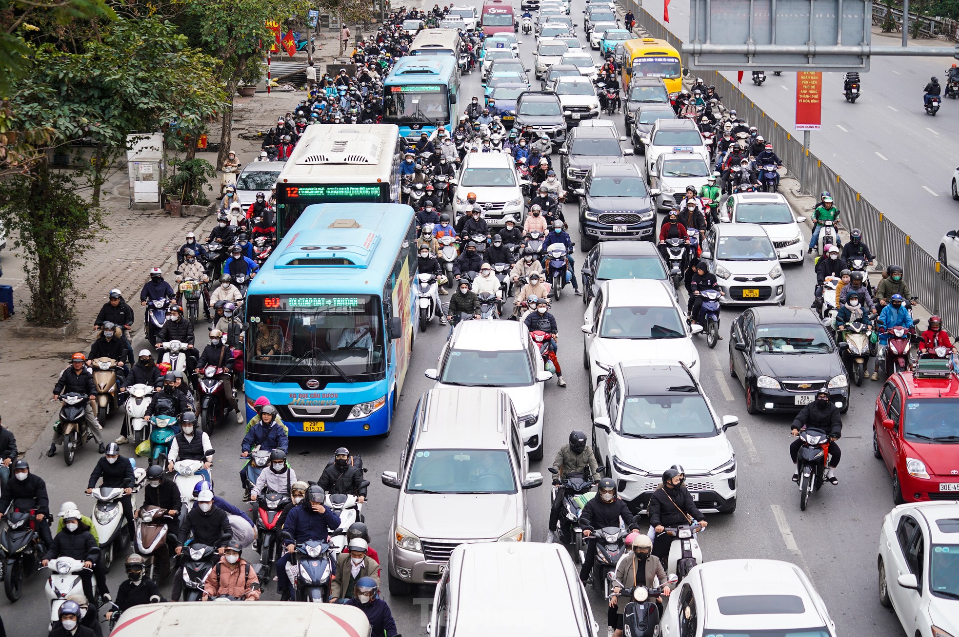 Kết thúc kỳ nghỉ Tết, phương tiện 'rồng rắn' nối đuôi nhau quay lại Thủ đô ảnh 3