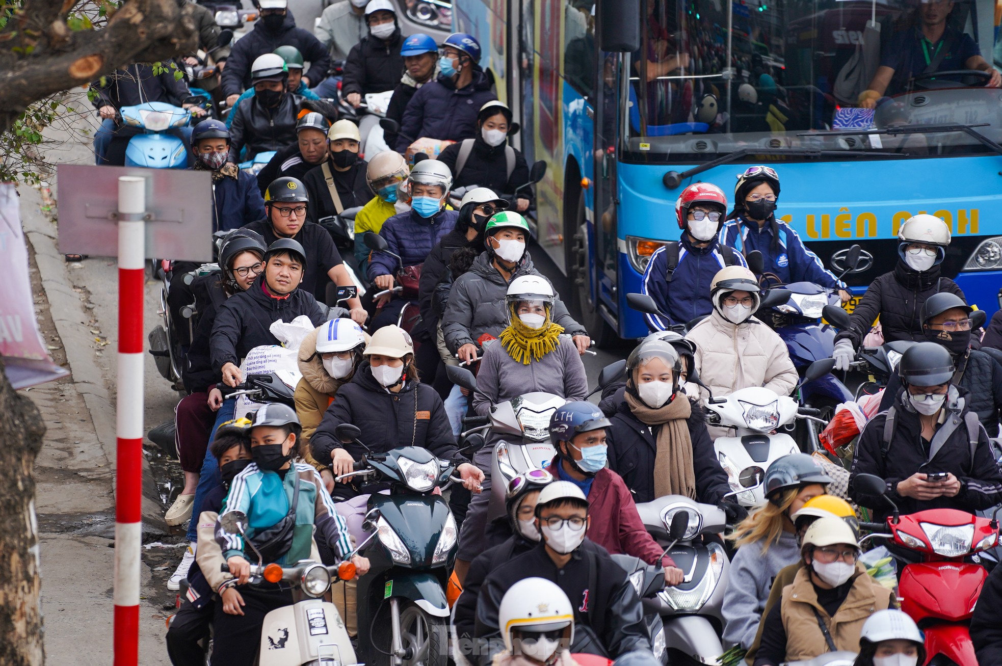 Kết thúc kỳ nghỉ Tết, phương tiện 'rồng rắn' nối đuôi nhau quay lại Thủ đô ảnh 9