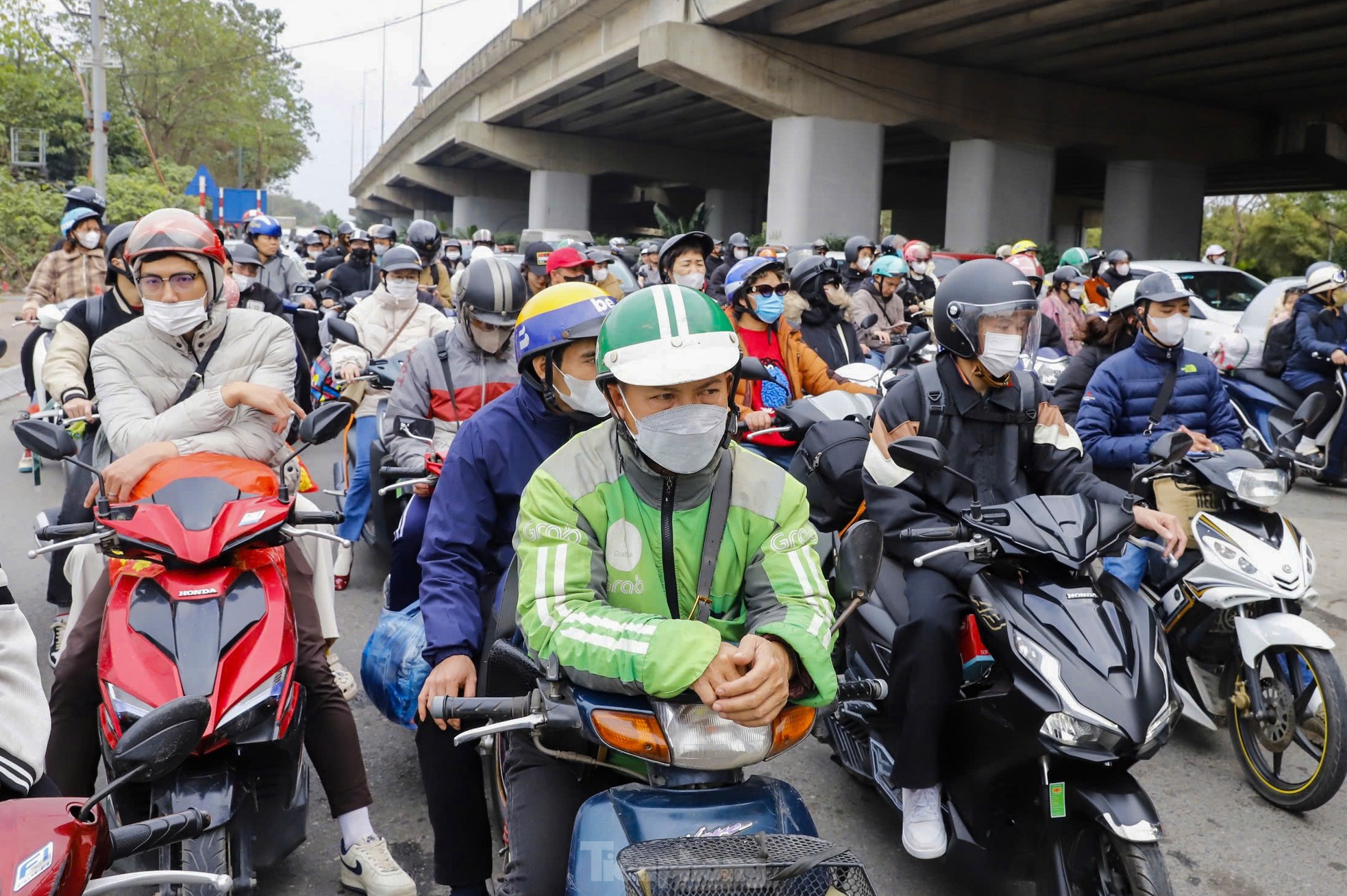 Kết thúc kỳ nghỉ Tết, phương tiện 'rồng rắn' nối đuôi nhau quay lại Thủ đô ảnh 7