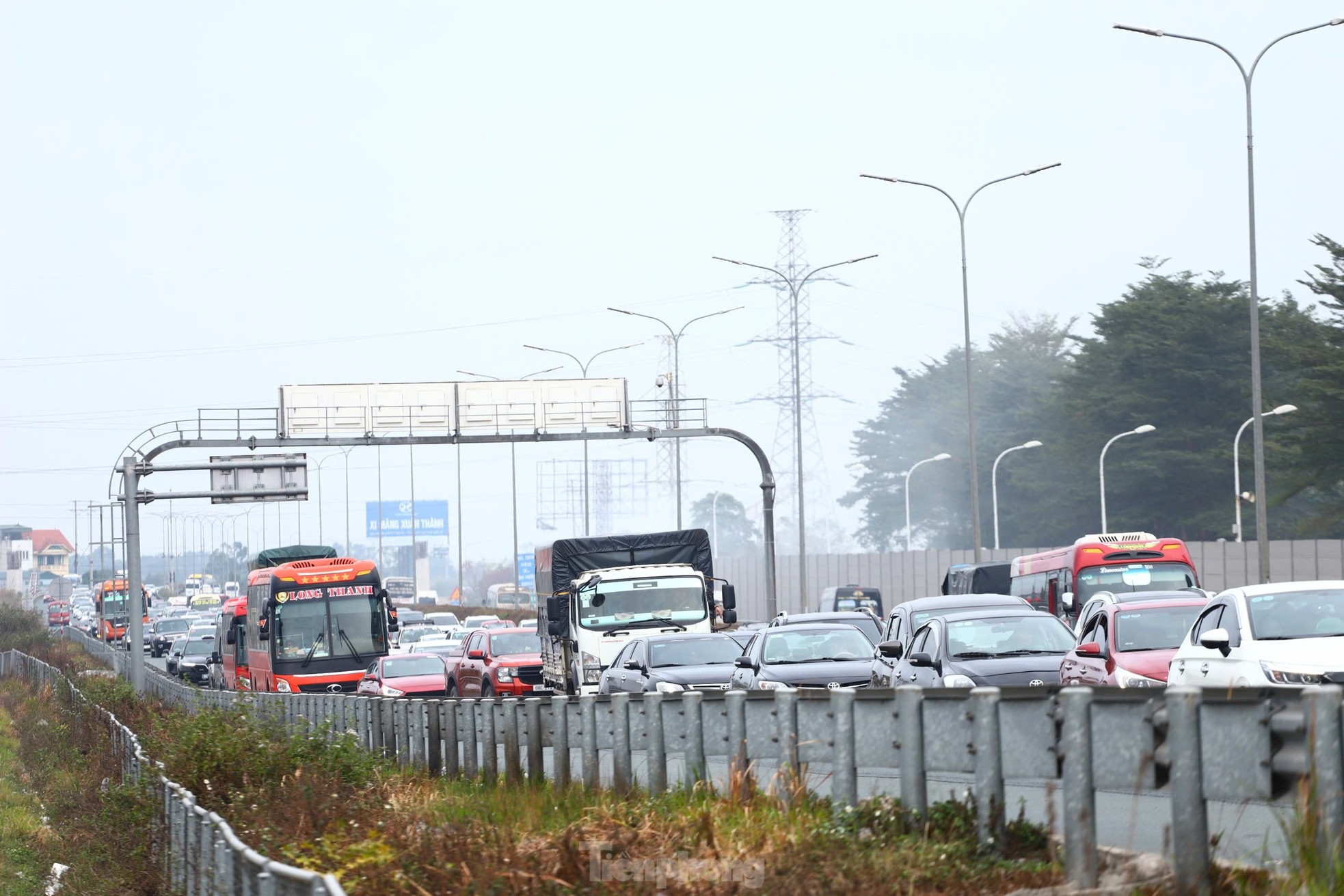 Kết thúc kỳ nghỉ Tết, phương tiện 'rồng rắn' nối đuôi nhau quay lại Thủ đô ảnh 6