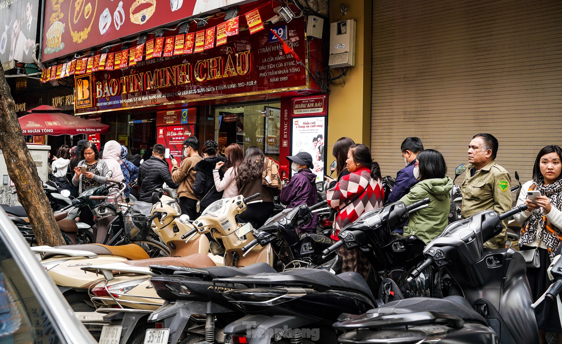 Hà Nội: Chen chân xếp hàng mua vàng 100 triệu đồng/lượng ảnh 3