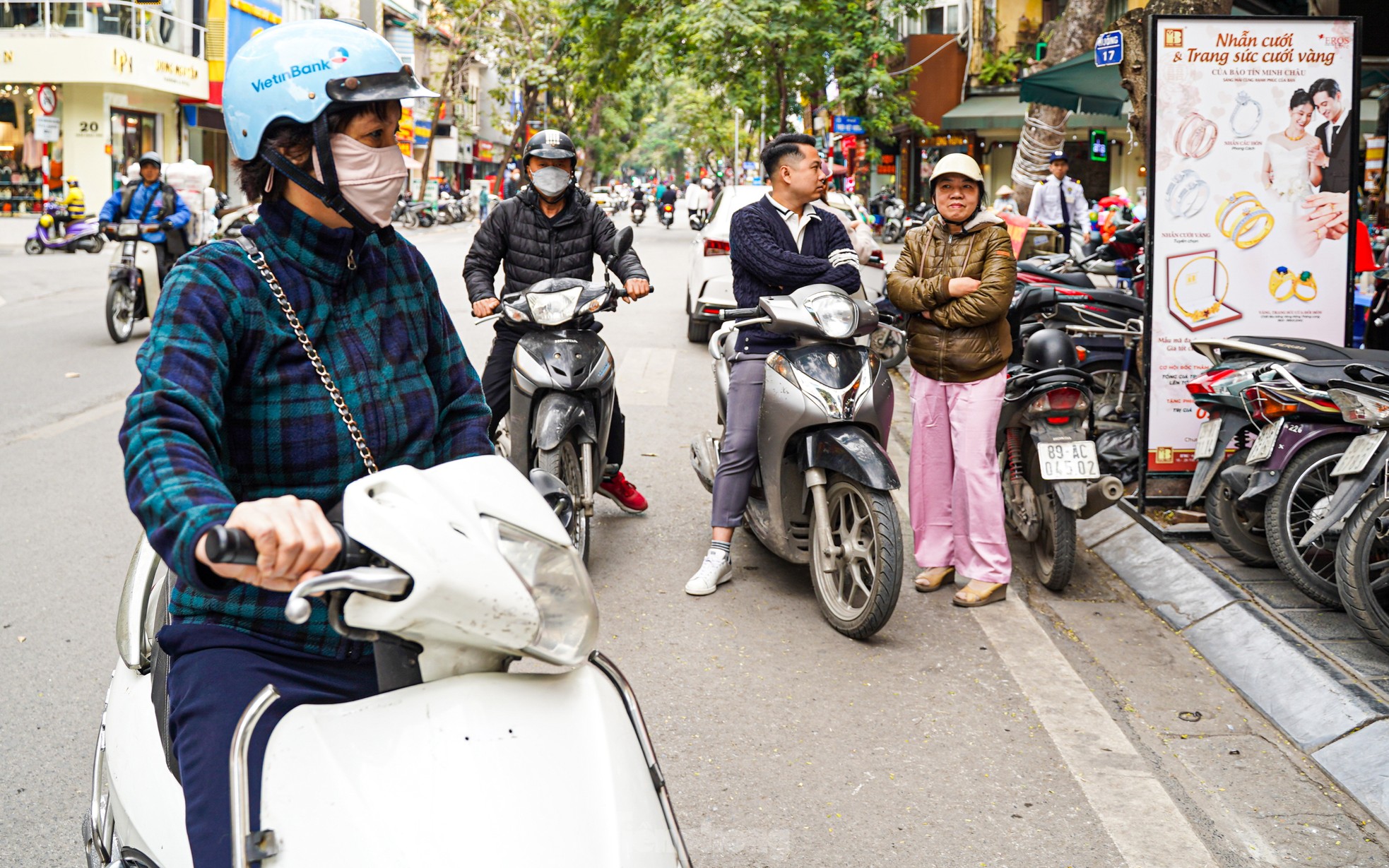 Hà Nội: Chen chân xếp hàng mua vàng 100 triệu đồng/lượng ảnh 7