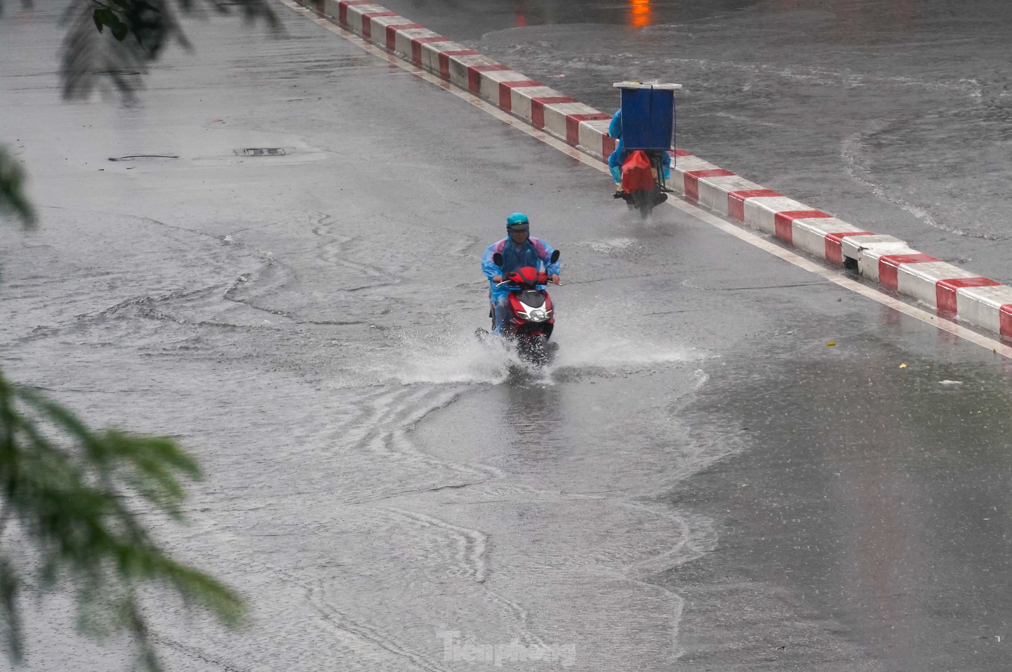 Mưa như trút nước, nhiều tuyến đường ở Hà Nội ngập sâu trong ngày thứ 2 nghỉ lễ 30/4 ảnh 15