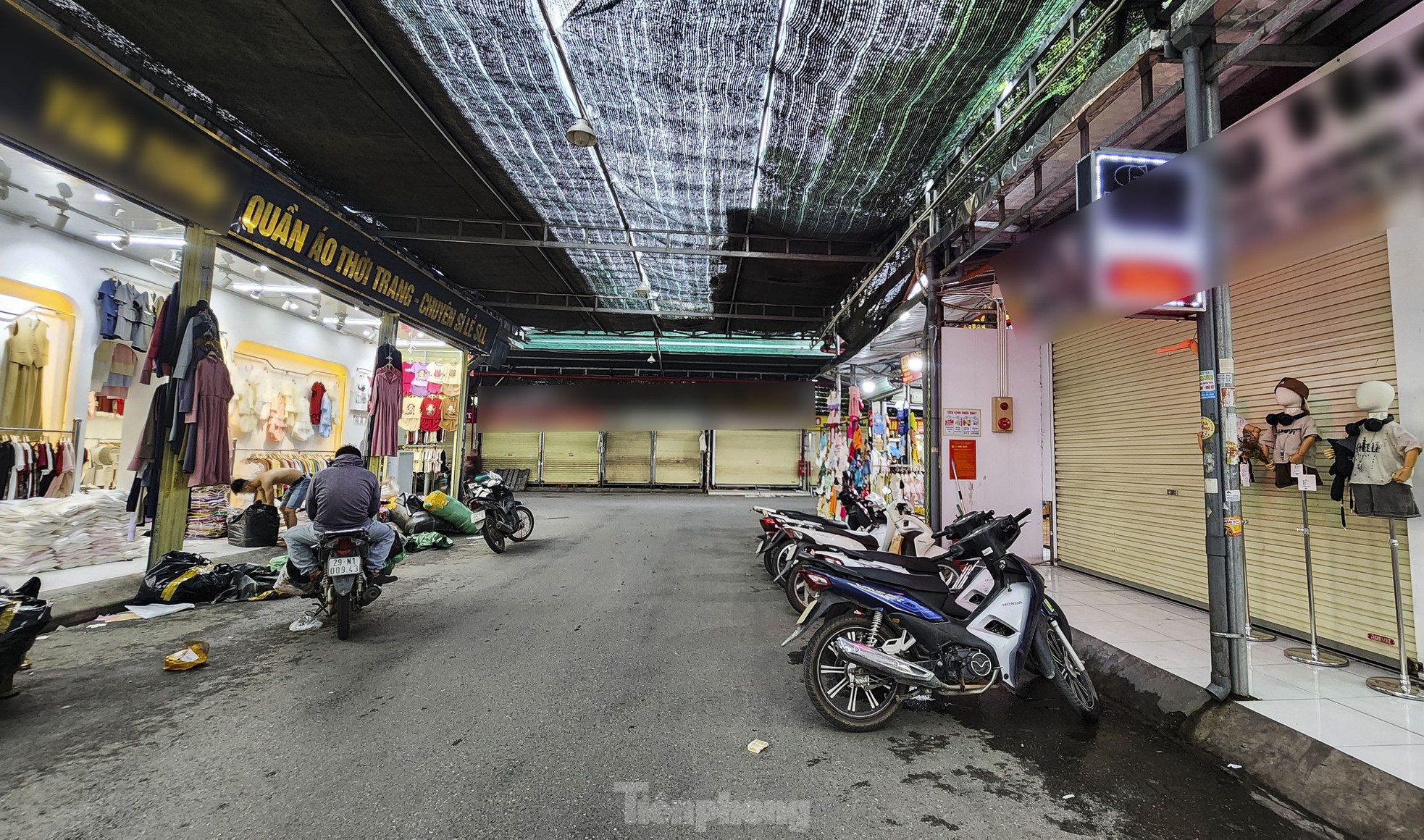 Cảnh khó tin tại thủ phủ thời trang lớn nhất miền Bắc ảnh 1