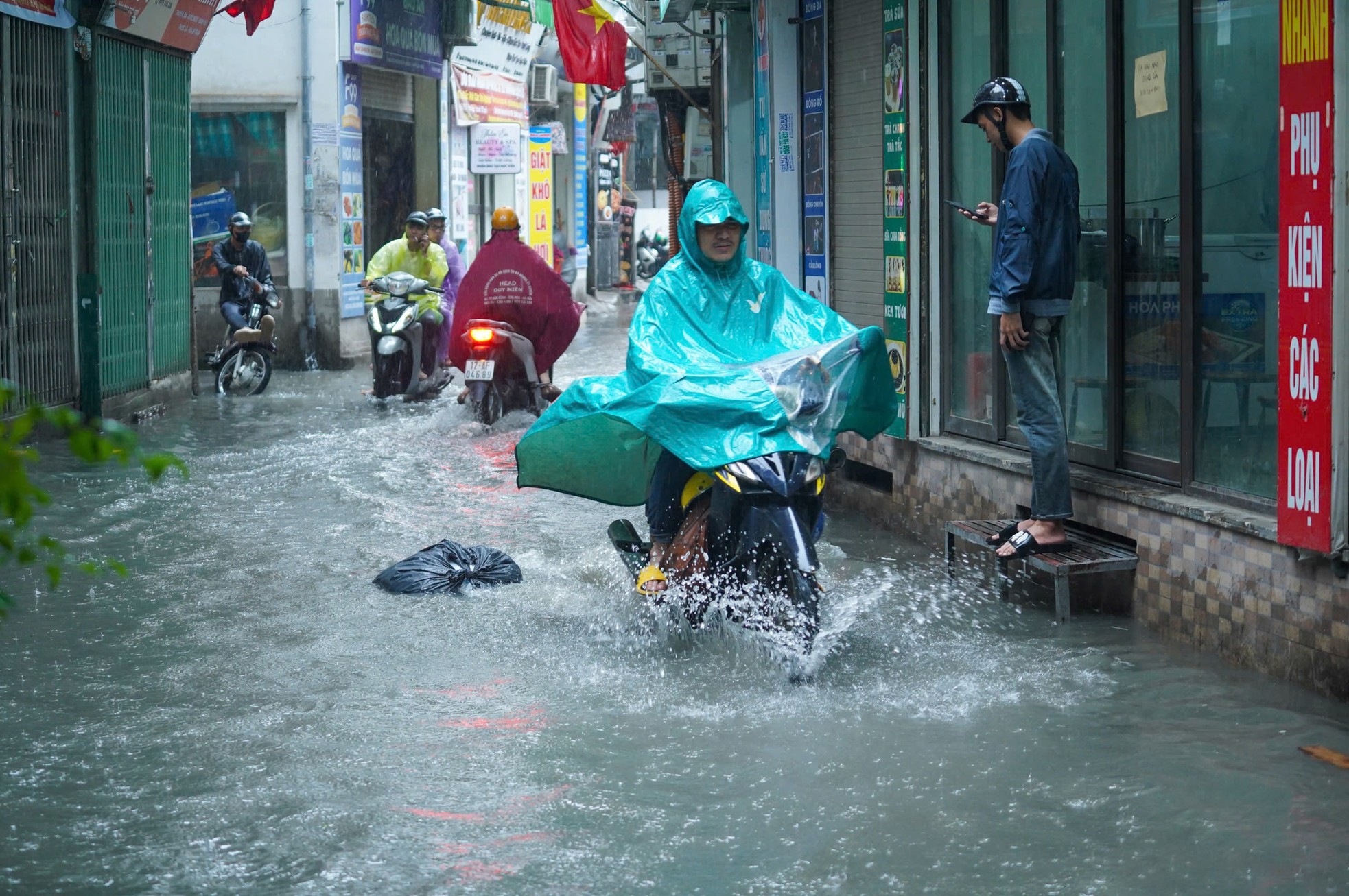 Nhiều tuyến phố Hà Nội ngập sau cơn mưa chiều ảnh 5