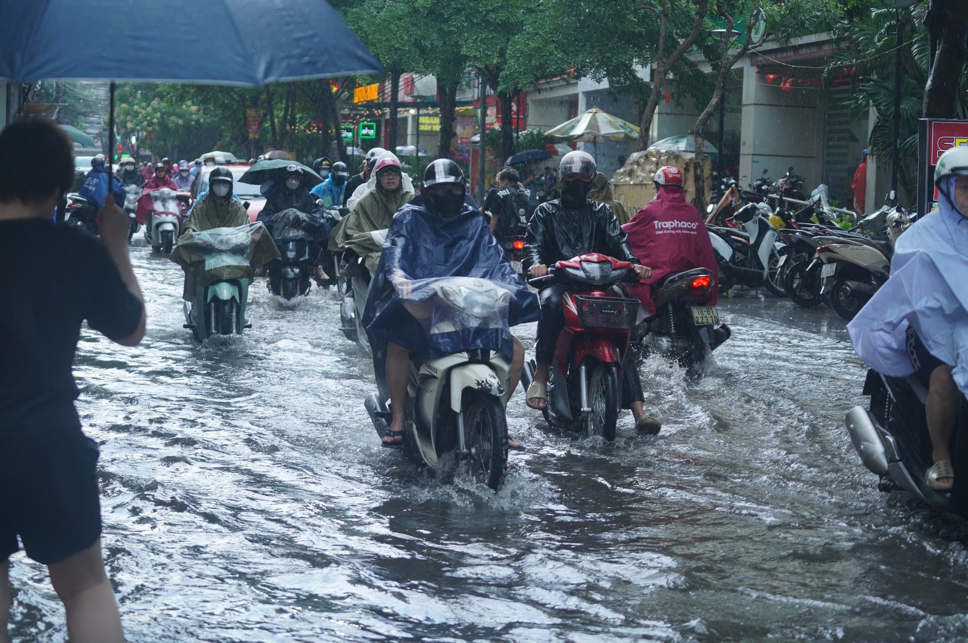 Nhiều tuyến phố Hà Nội ngập sau cơn mưa chiều ảnh 10