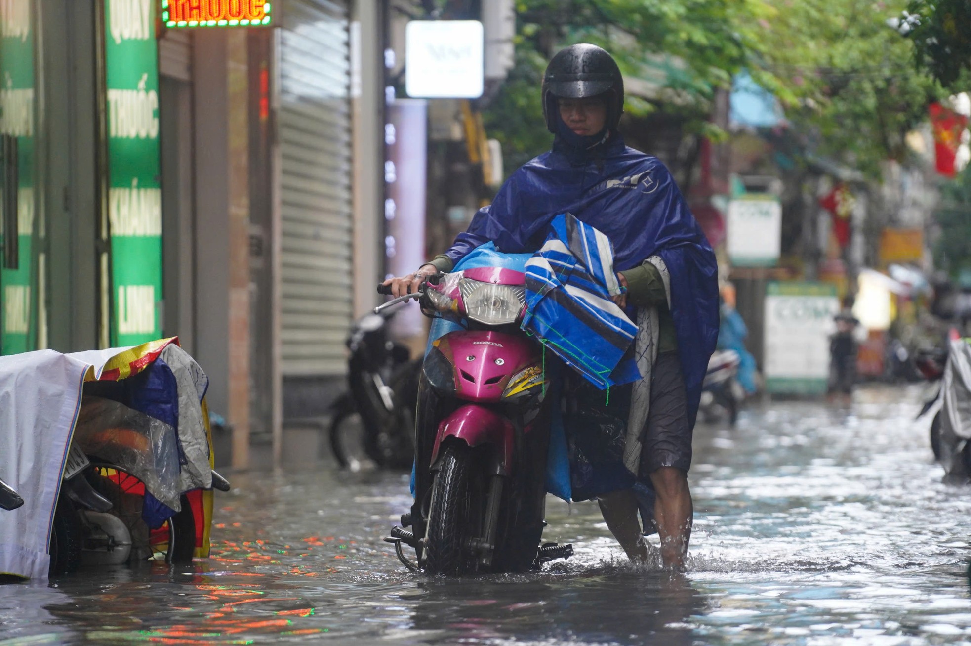 Nhiều tuyến phố Hà Nội ngập sau cơn mưa chiều ảnh 9