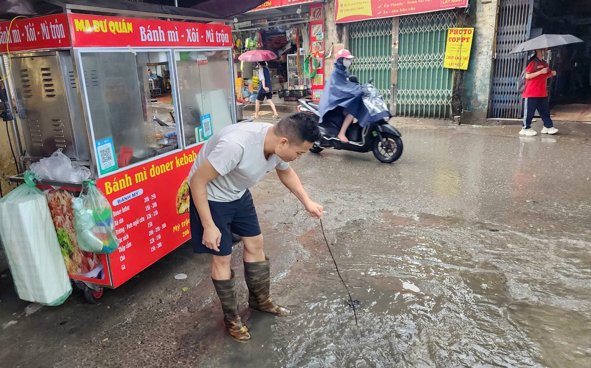 Nhiều tuyến phố Hà Nội ngập sau cơn mưa chiều ảnh 12