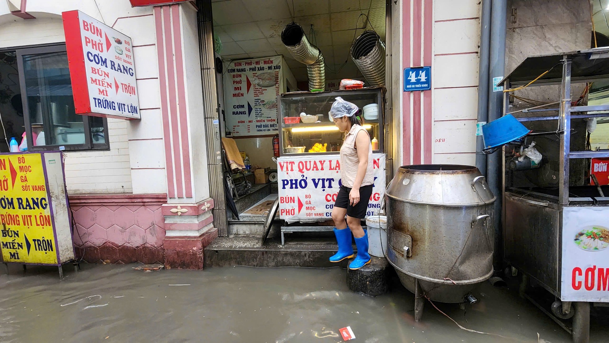 Nhiều tuyến phố Hà Nội ngập sau cơn mưa chiều ảnh 11
