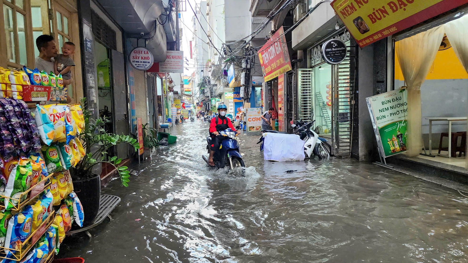 Nhiều tuyến phố Hà Nội ngập sau cơn mưa chiều ảnh 8