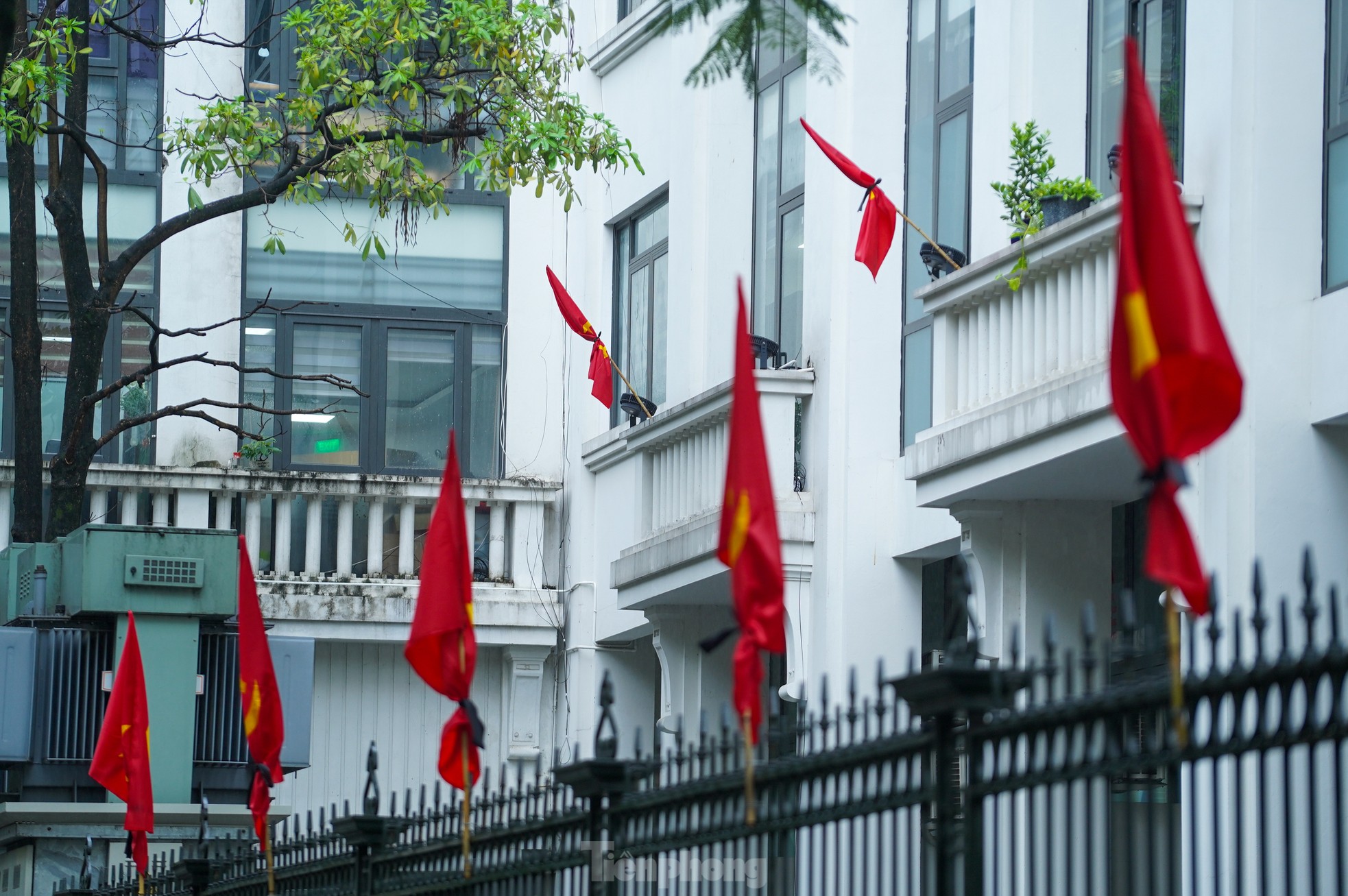 Cơ quan, công sở tại Hà Nội treo cờ rủ Quốc tang nguyên Chủ tịch nước Trần Đức Lương ảnh 13