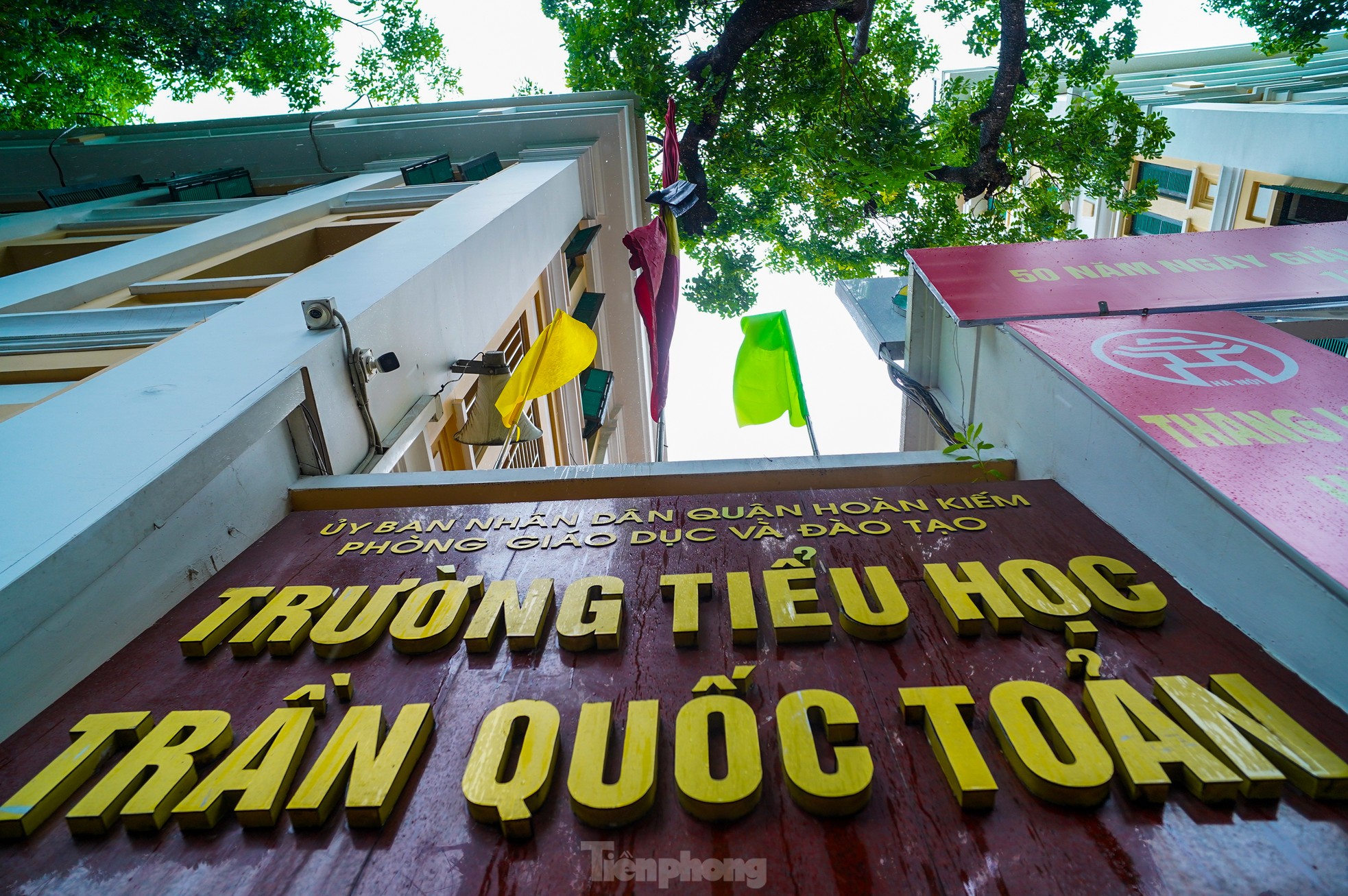 Cơ quan, công sở tại Hà Nội treo cờ rủ Quốc tang nguyên Chủ tịch nước Trần Đức Lương ảnh 10