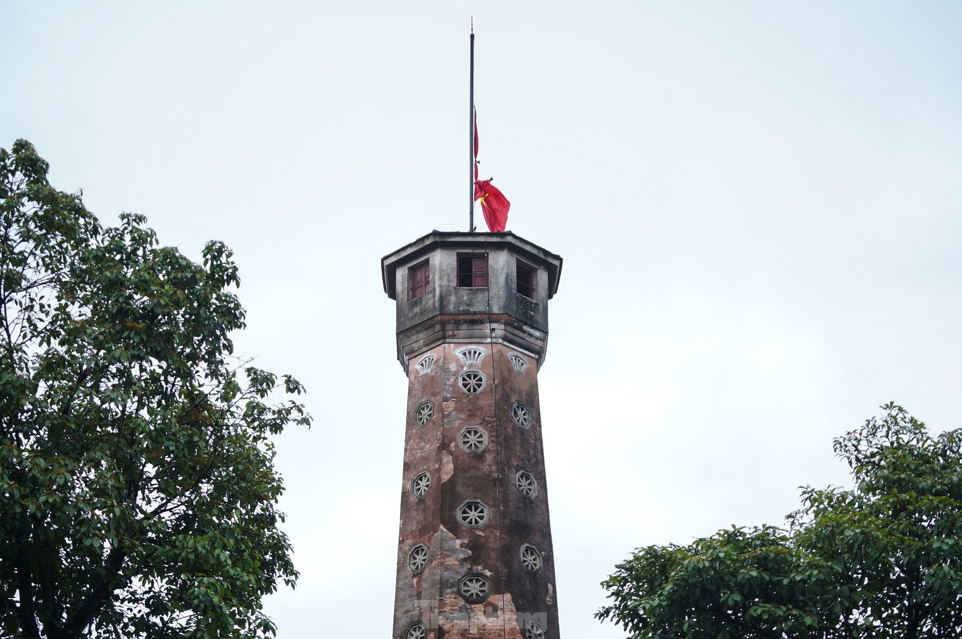 Cơ quan, công sở tại Hà Nội treo cờ rủ Quốc tang nguyên Chủ tịch nước Trần Đức Lương ảnh 4