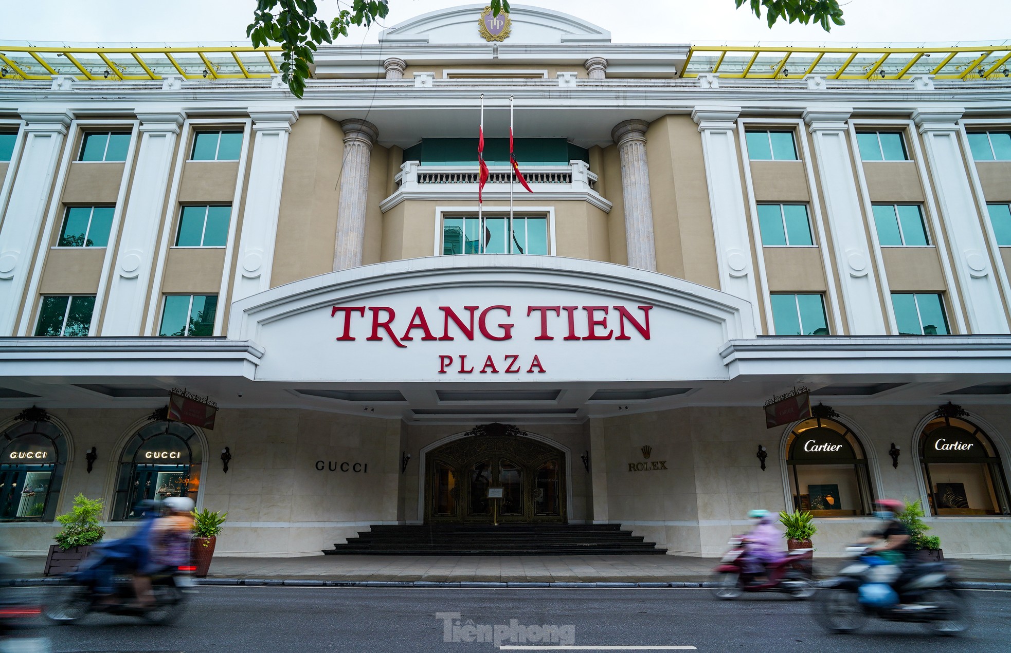 Cơ quan, công sở tại Hà Nội treo cờ rủ Quốc tang nguyên Chủ tịch nước Trần Đức Lương ảnh 11