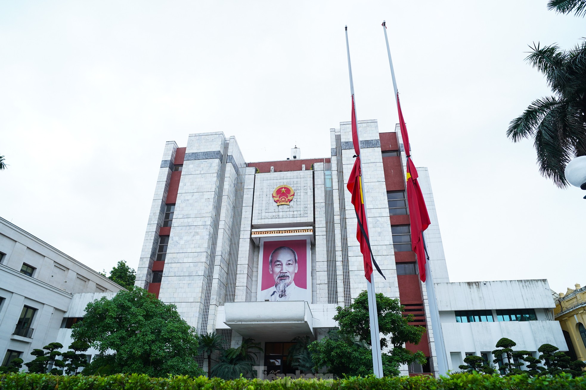 Cơ quan, công sở tại Hà Nội treo cờ rủ Quốc tang nguyên Chủ tịch nước Trần Đức Lương ảnh 7