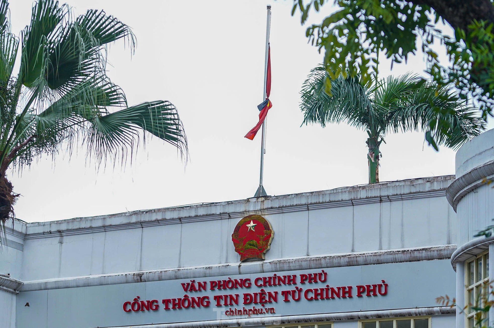Cơ quan, công sở tại Hà Nội treo cờ rủ Quốc tang nguyên Chủ tịch nước Trần Đức Lương ảnh 5
