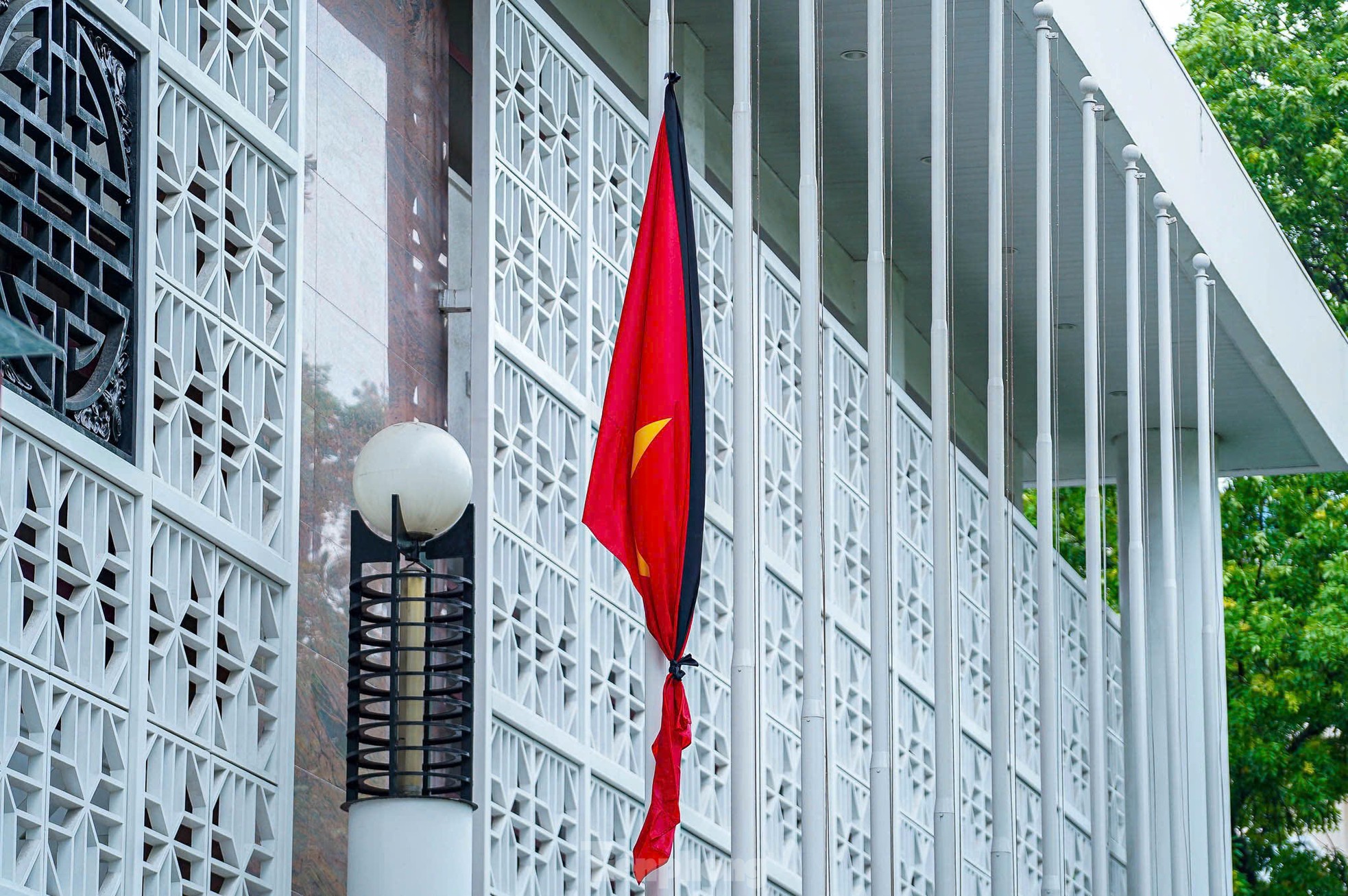 Cơ quan, công sở tại Hà Nội treo cờ rủ Quốc tang nguyên Chủ tịch nước Trần Đức Lương ảnh 6
