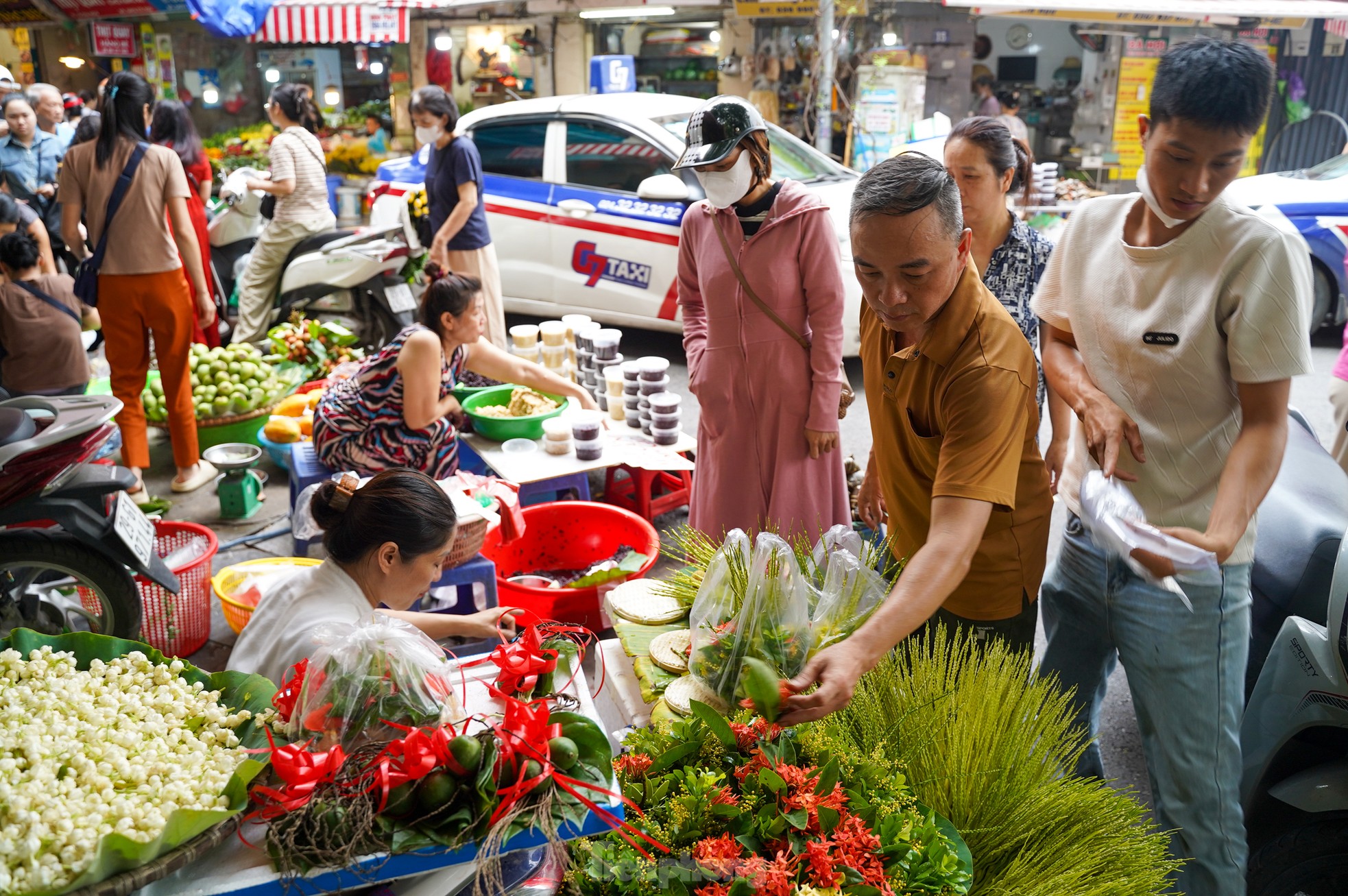 Người dân dậy từ 5h sáng, tất bật mua rượu nếp ‘diệt sâu bọ’ ngày Tết Đoan Ngọ ảnh 10