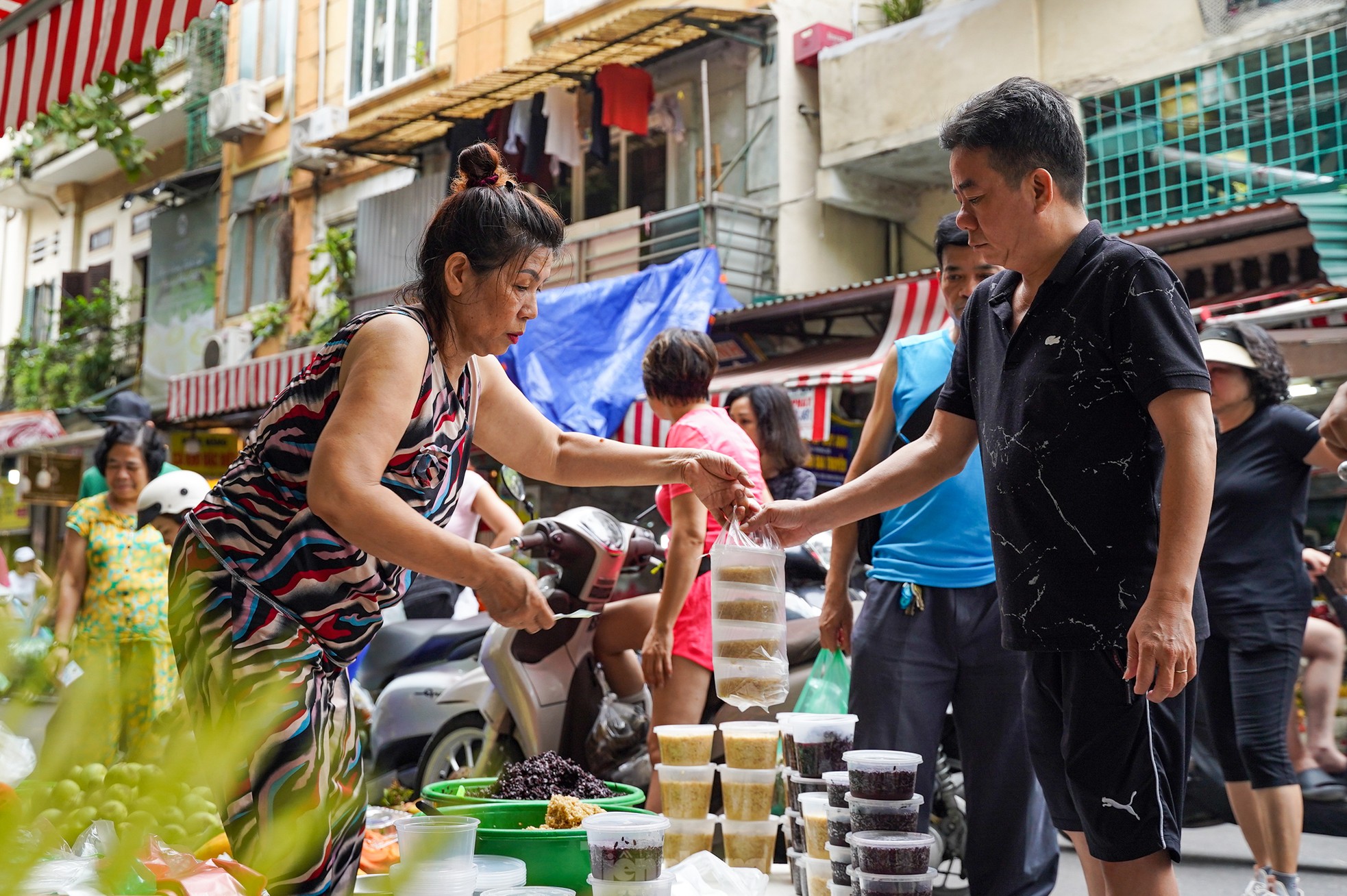Người dân dậy từ 5h sáng, tất bật mua rượu nếp ‘diệt sâu bọ’ ngày Tết Đoan Ngọ ảnh 3
