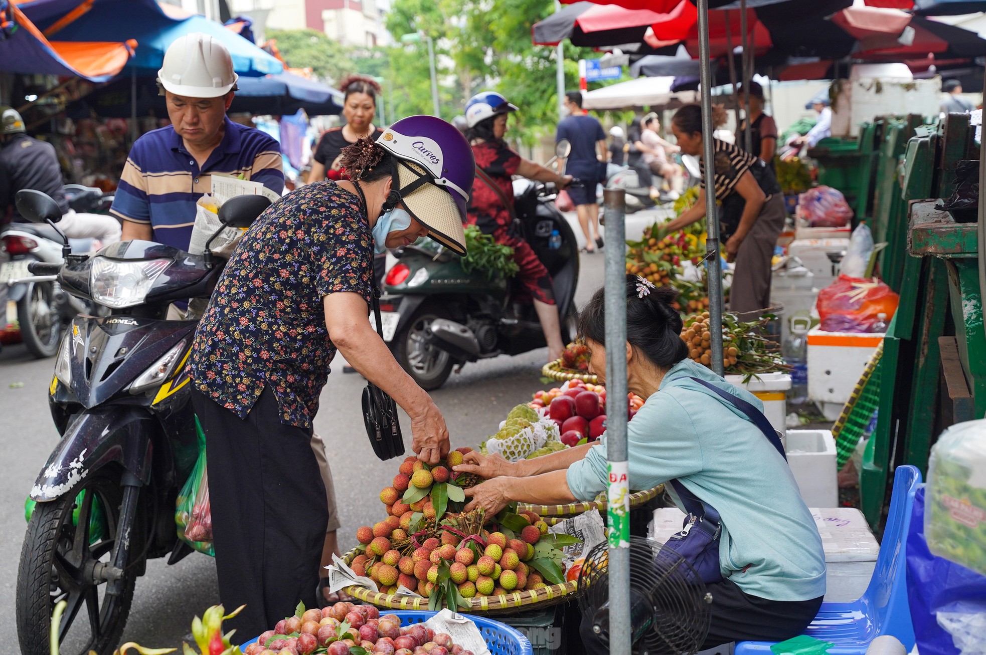 Người dân dậy từ 5h sáng, tất bật mua rượu nếp ‘diệt sâu bọ’ ngày Tết Đoan Ngọ ảnh 13