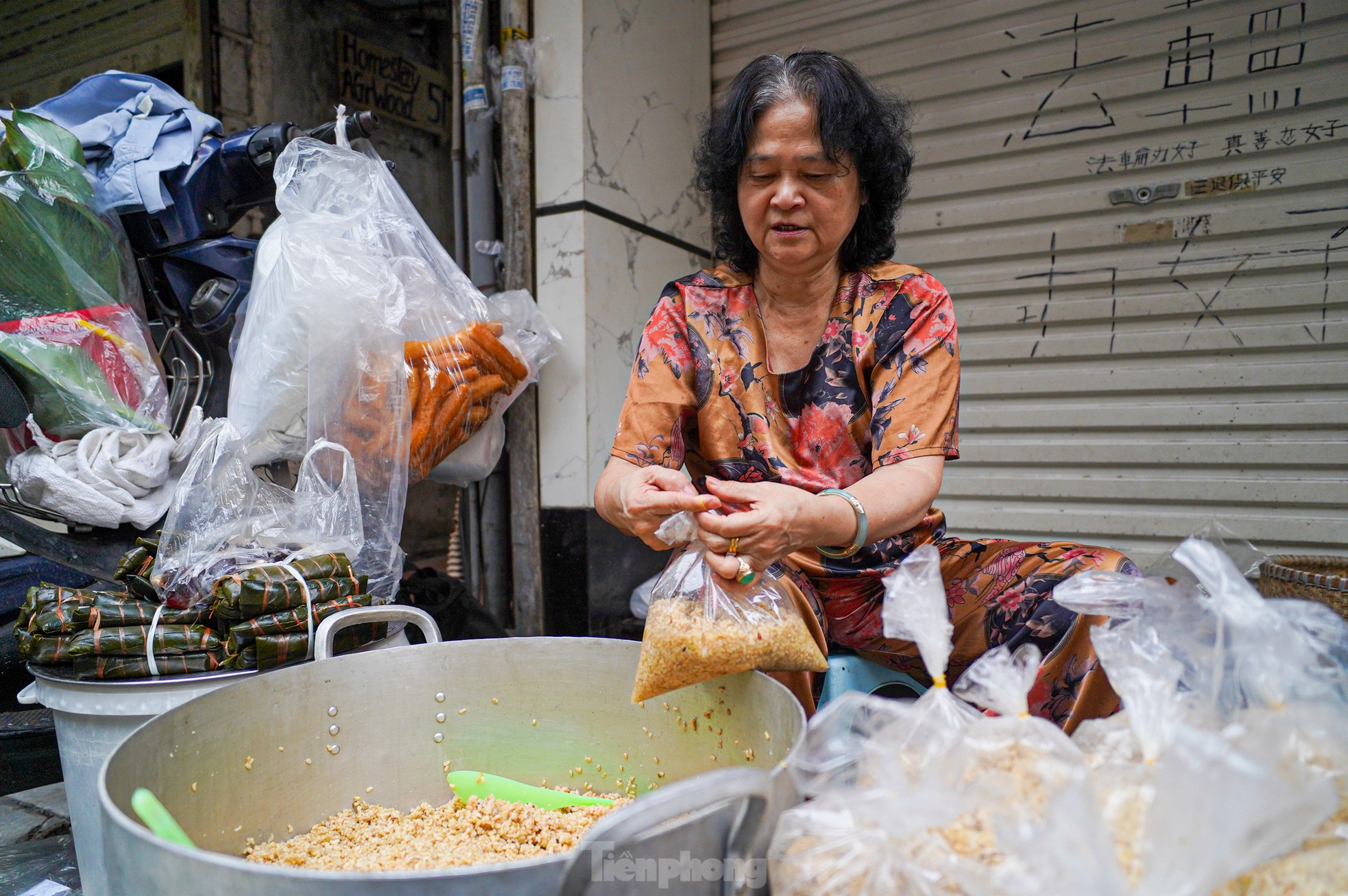 Người dân dậy từ 5h sáng, tất bật mua rượu nếp ‘diệt sâu bọ’ ngày Tết Đoan Ngọ ảnh 8