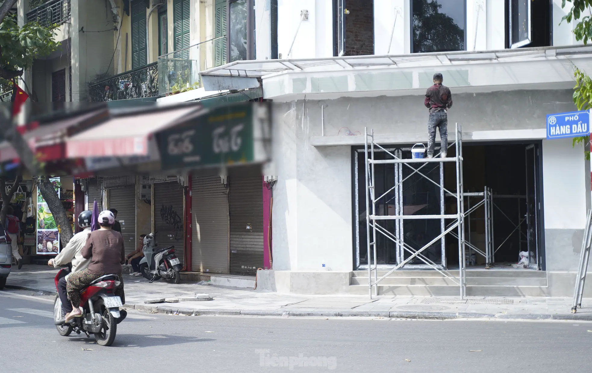 Hà Nội: Hàng loạt cửa hàng kinh doanh trên phố cổ 'cửa đóng then cài' ảnh 8
