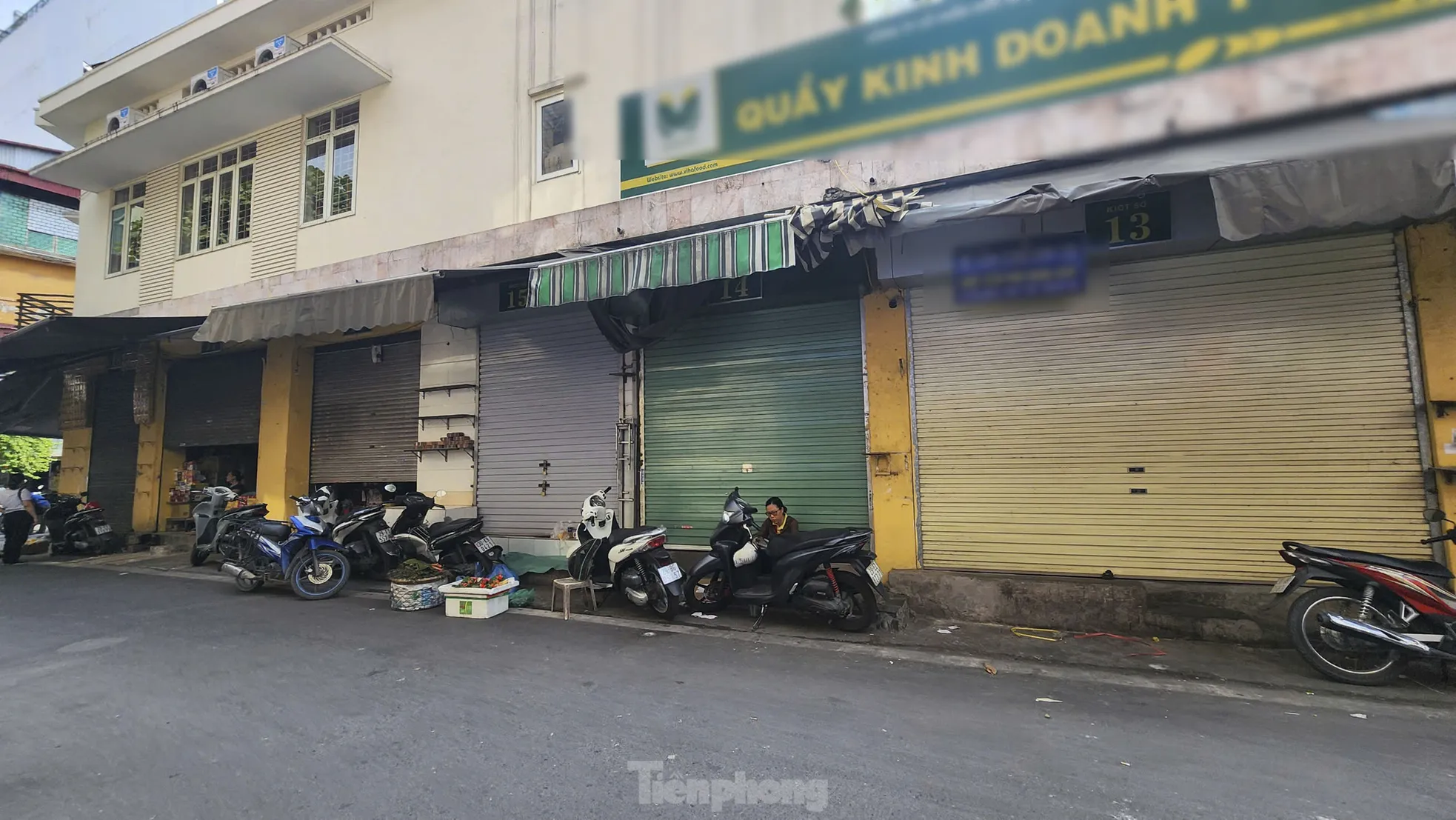 Hà Nội: Hàng loạt cửa hàng kinh doanh trên phố cổ 'cửa đóng then cài' ảnh 15