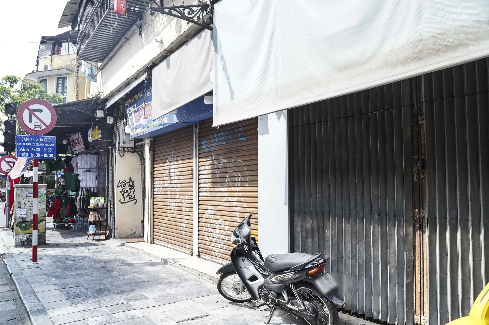 Hà Nội: Hàng loạt cửa hàng kinh doanh trên phố cổ 'cửa đóng then cài' ảnh 12