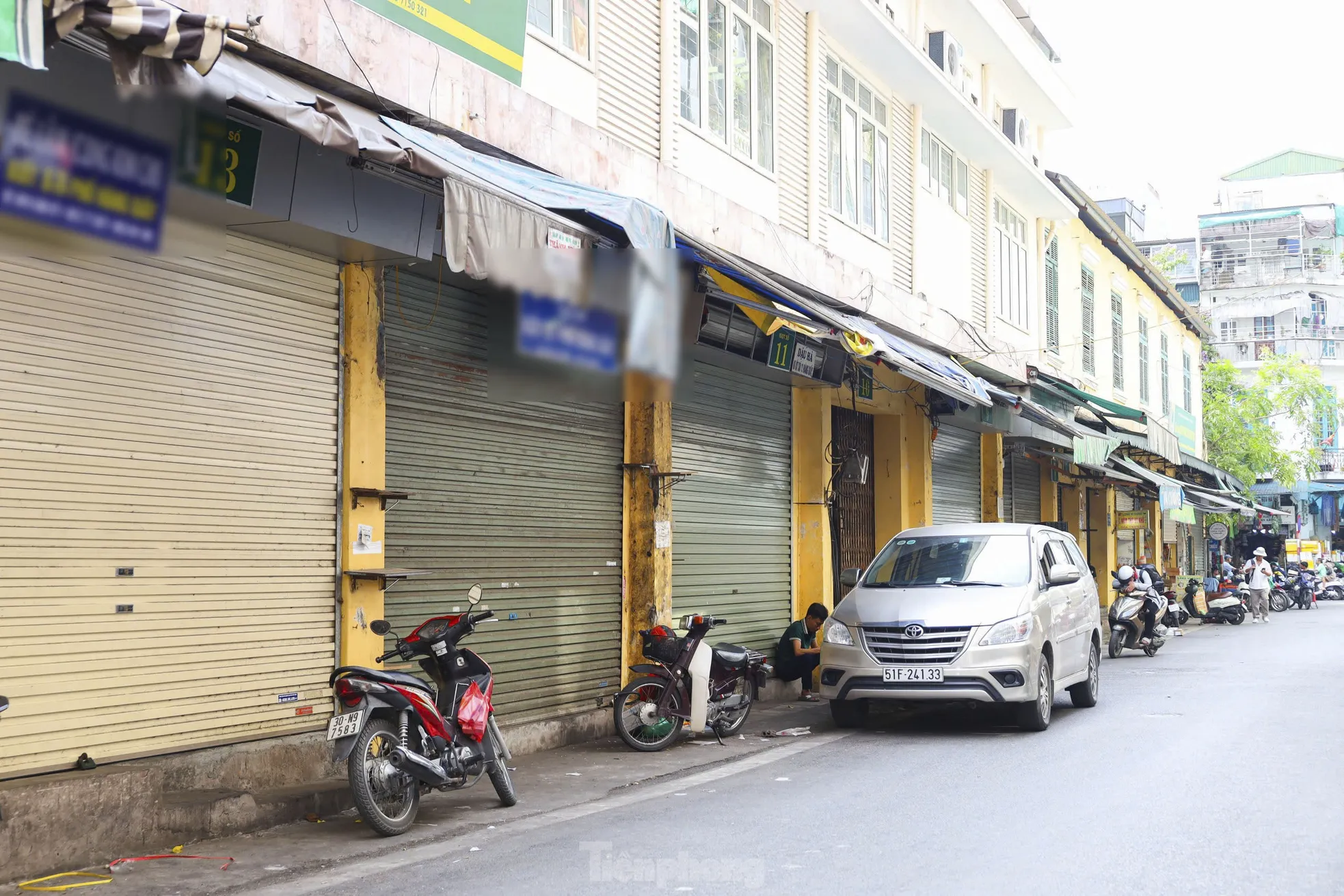 Hà Nội: Hàng loạt cửa hàng kinh doanh trên phố cổ 'cửa đóng then cài' ảnh 13