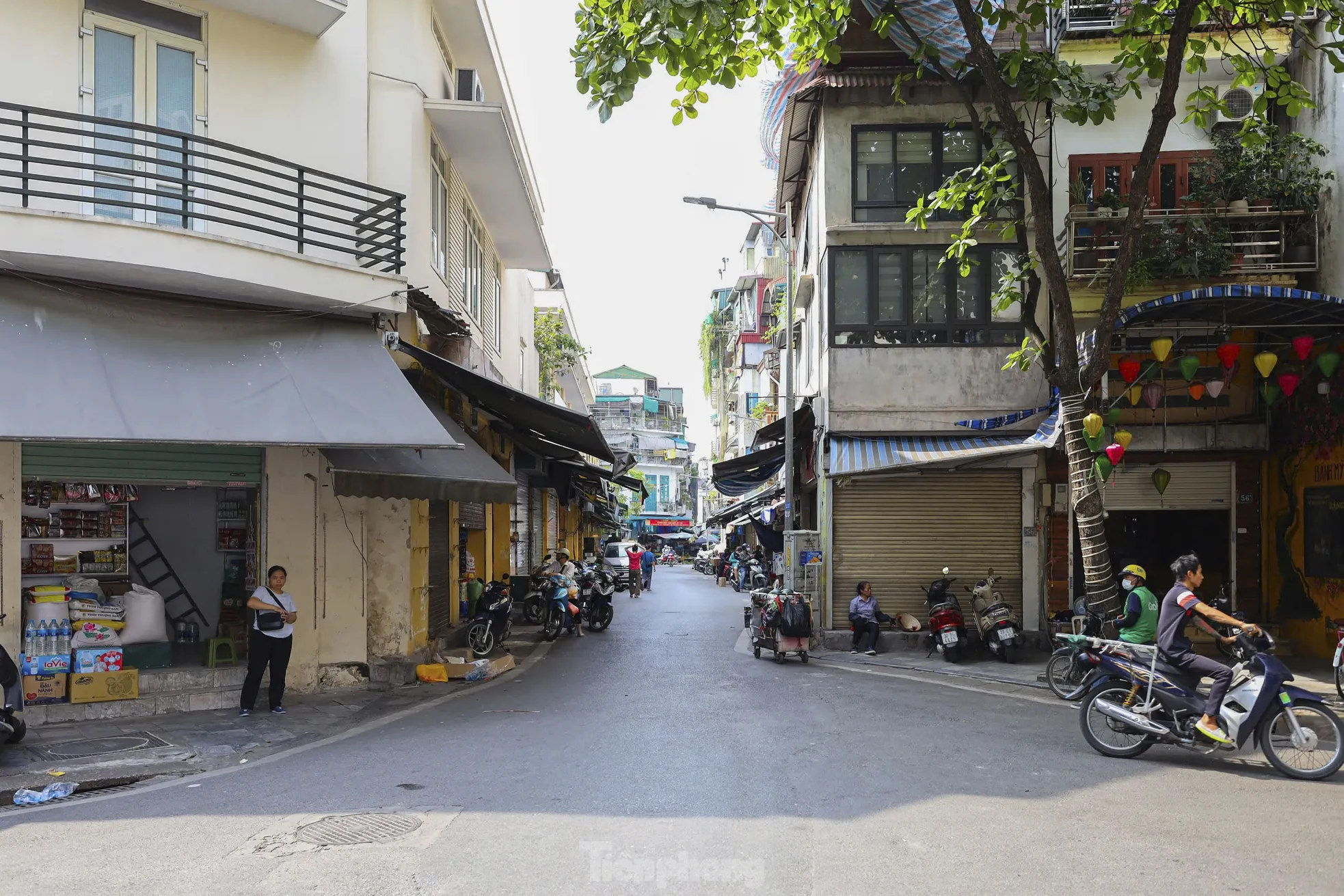 Hà Nội: Hàng loạt cửa hàng kinh doanh trên phố cổ 'cửa đóng then cài' ảnh 1