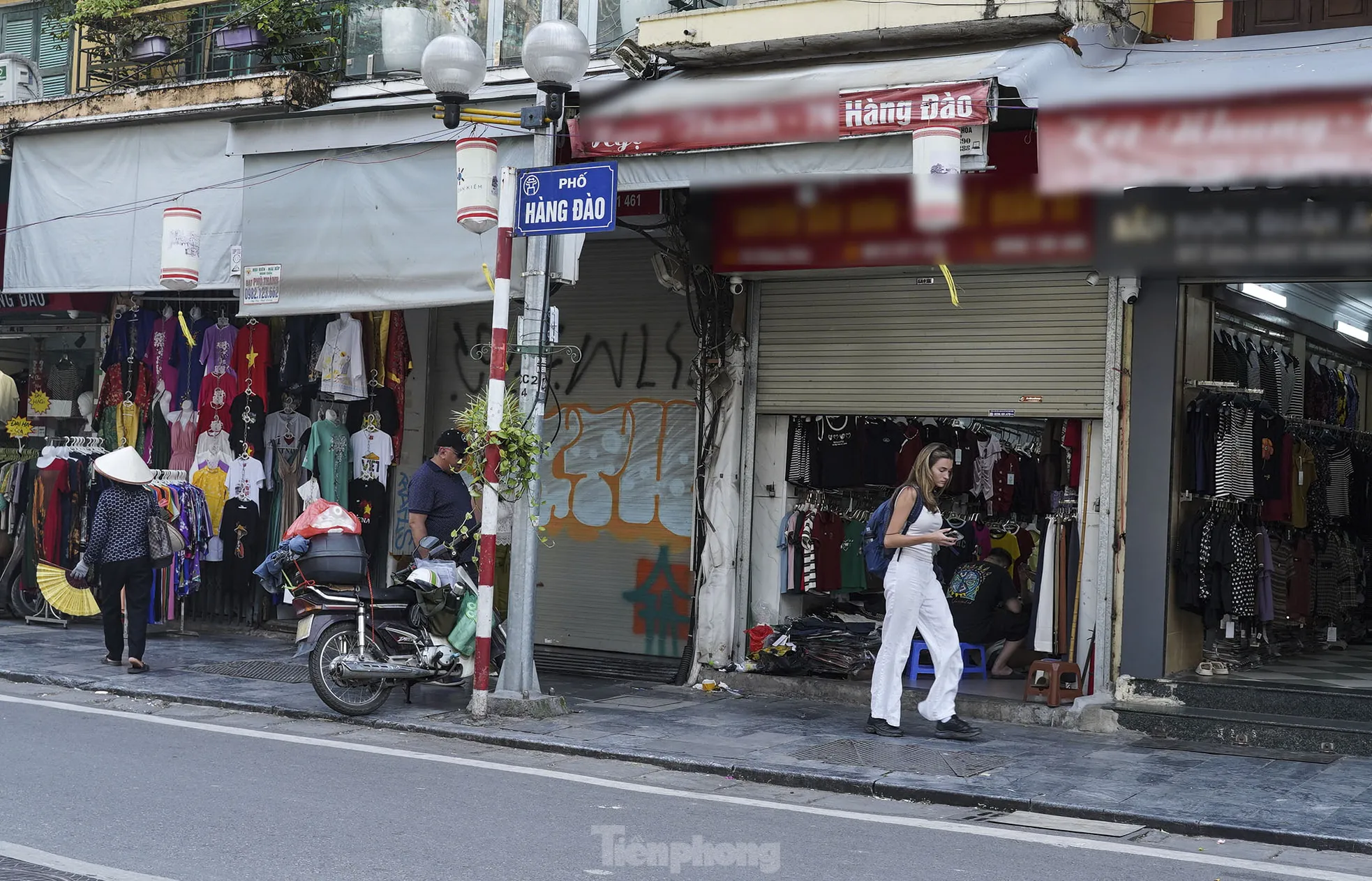 Hà Nội: Hàng loạt cửa hàng kinh doanh trên phố cổ 'cửa đóng then cài' ảnh 4