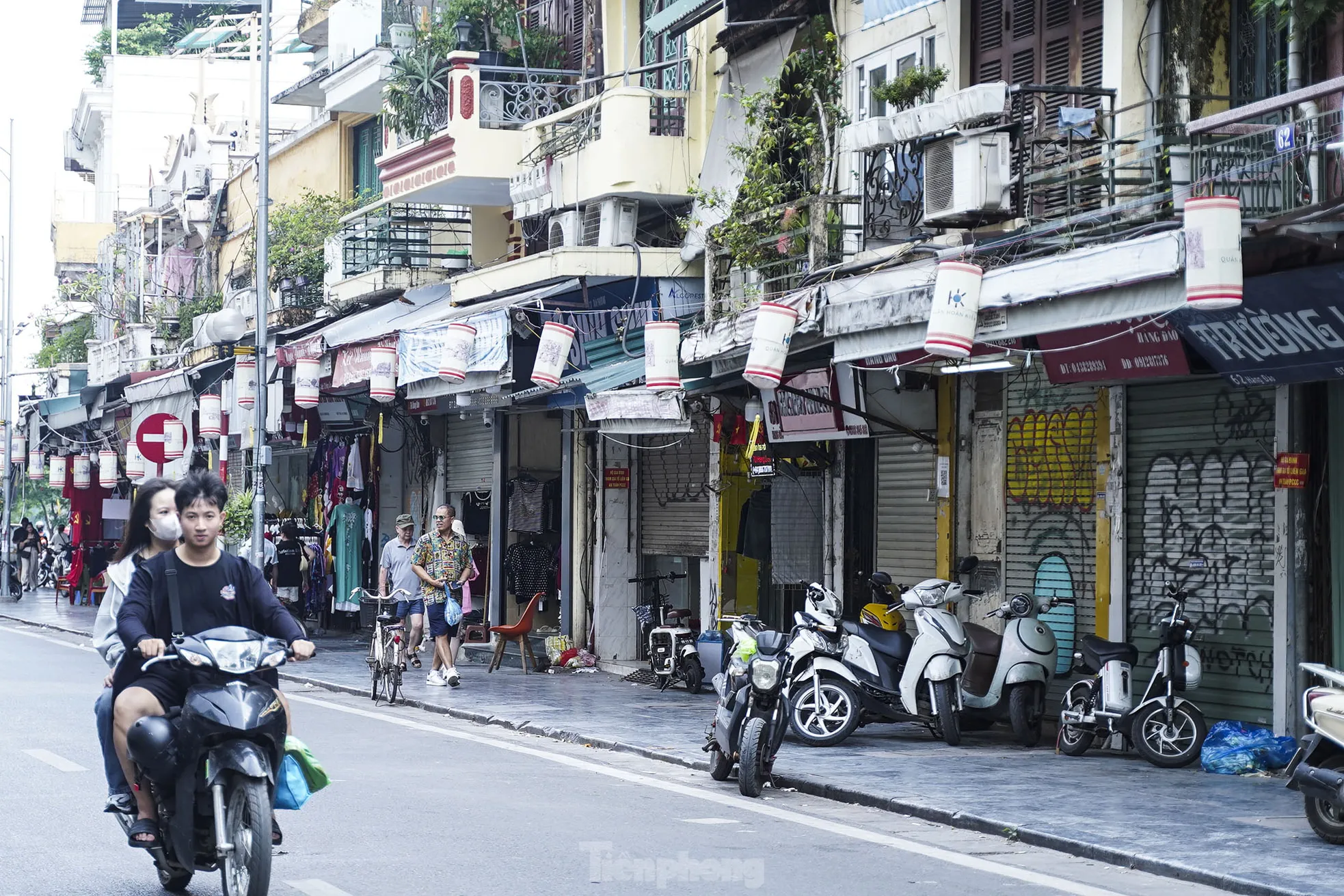Hà Nội: Hàng loạt cửa hàng kinh doanh trên phố cổ 'cửa đóng then cài' ảnh 5