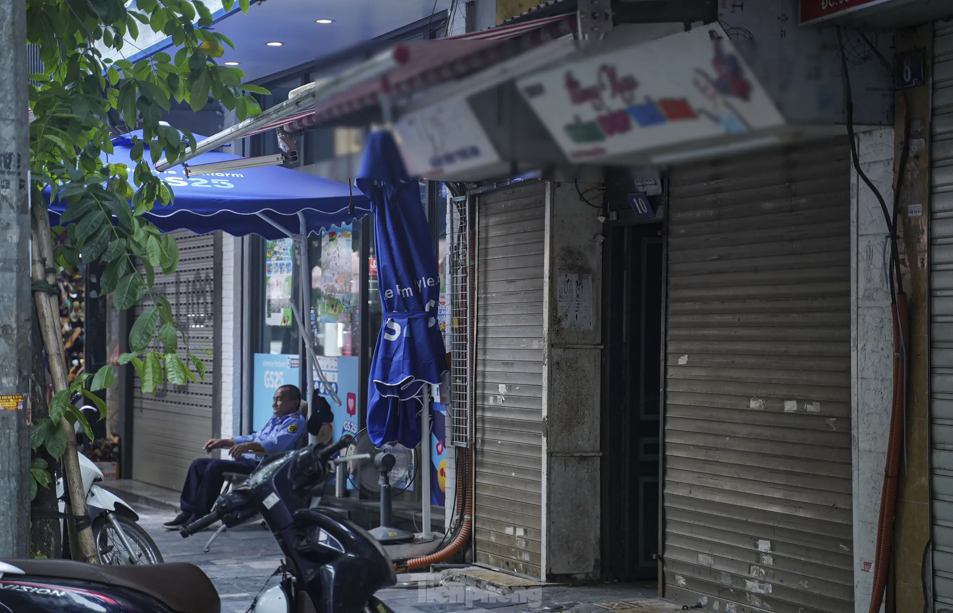 Hà Nội: Hàng loạt cửa hàng kinh doanh trên phố cổ 'cửa đóng then cài' ảnh 6