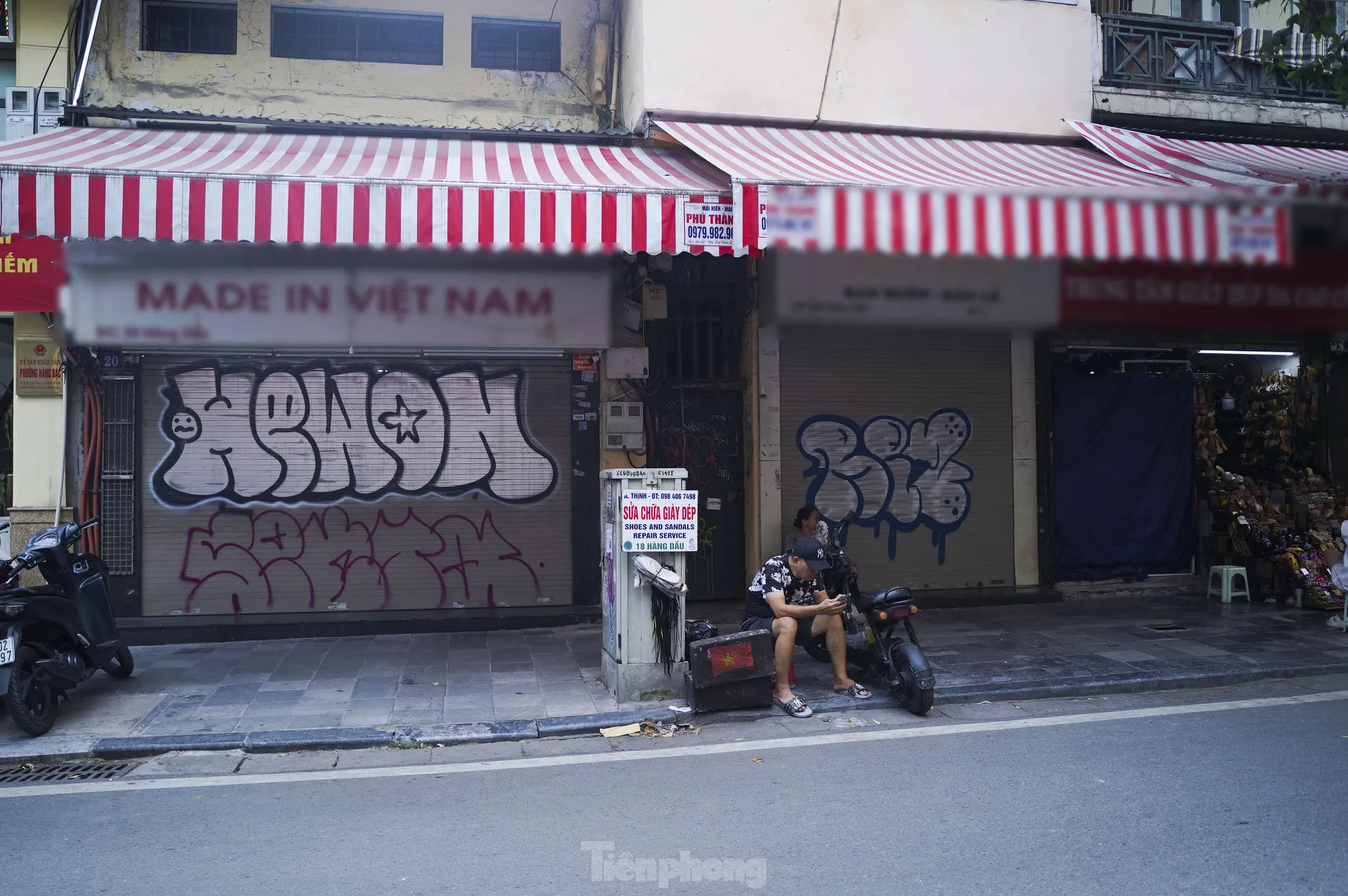 Hà Nội: Hàng loạt cửa hàng kinh doanh trên phố cổ 'cửa đóng then cài' ảnh 7