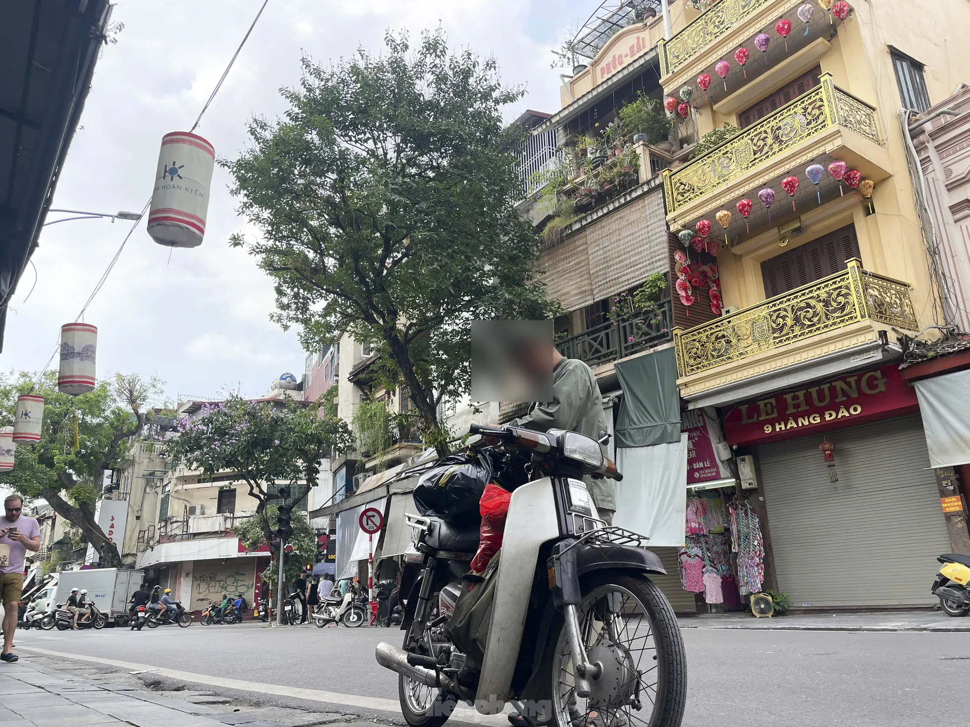 Cảnh mua bán, giao dịch thậm thụt giữa lòng phố cổ Hà Nội ảnh 11